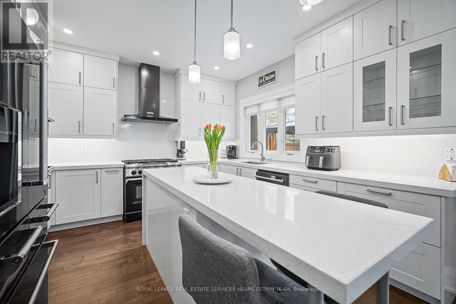 












7 FOREST PATH COURT

,
Toronto,




Ontario
M9V1L4

