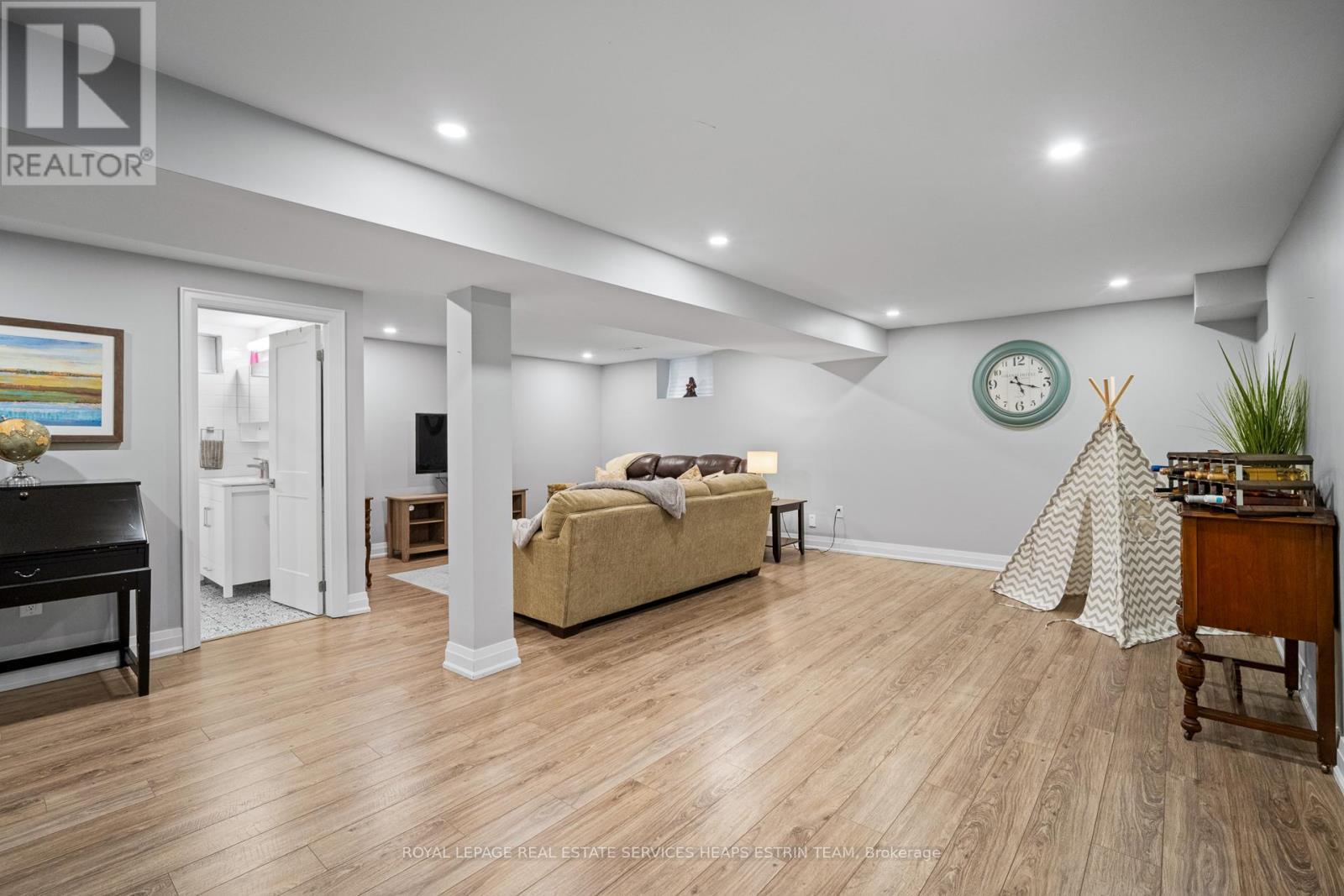 












7 FOREST PATH COURT

,
Toronto,




Ontario
M9V1L4


