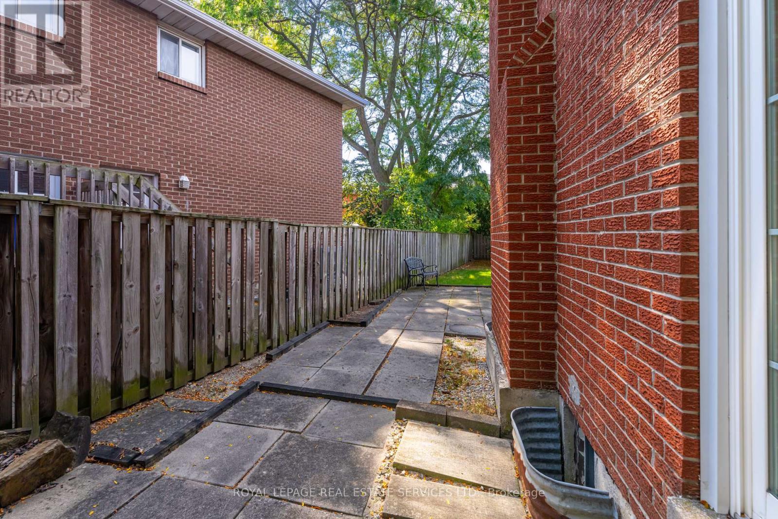 












716 CAMERON COURT

,
Mississauga,




Ontario
L5C3B9

