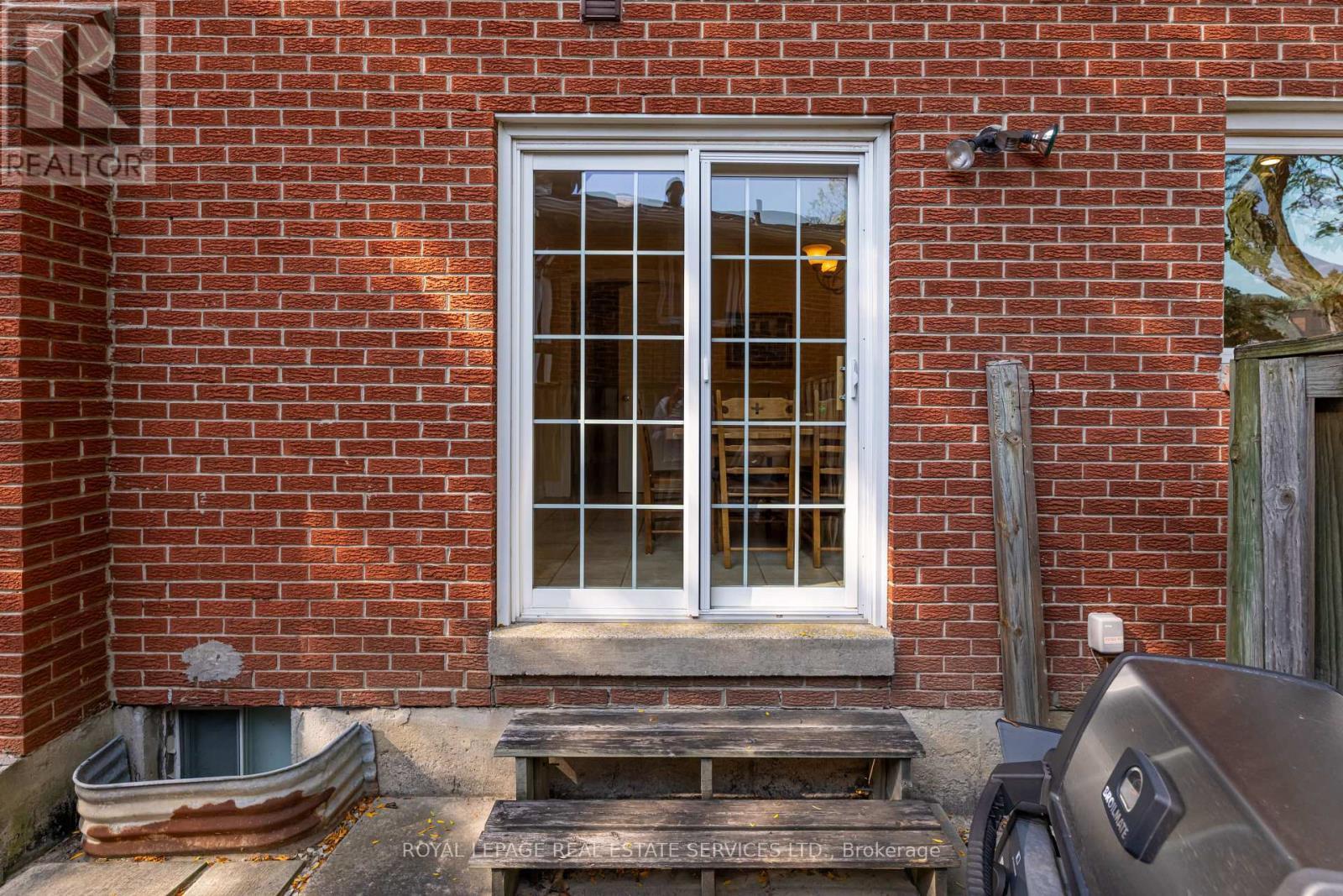 












716 CAMERON COURT

,
Mississauga,




Ontario
L5C3B9

