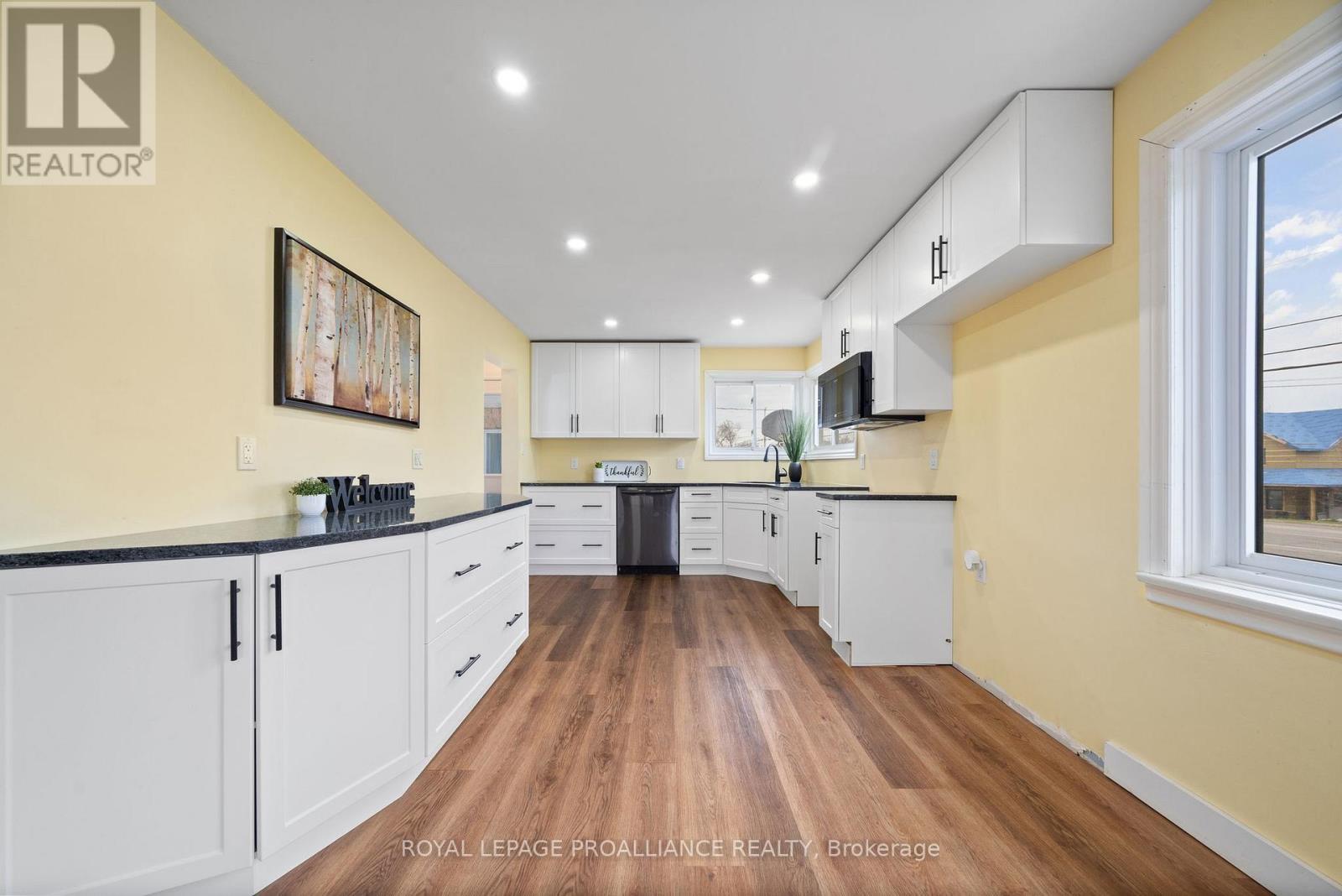 












94 MAIN STREET

,
Prince Edward County (Wellington Ward),




Ontario
K0K3L0

