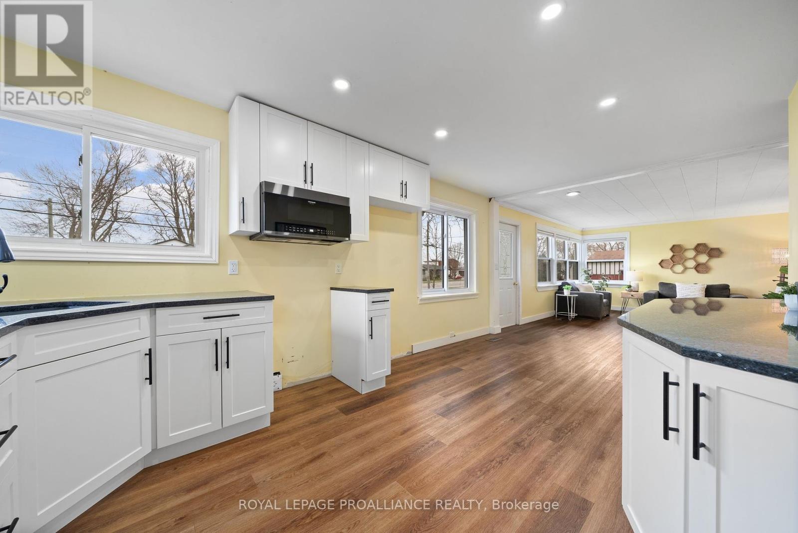 












94 MAIN STREET

,
Prince Edward County (Wellington Ward),




Ontario
K0K3L0

