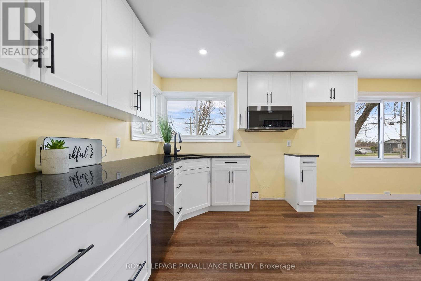 












94 MAIN STREET

,
Prince Edward County (Wellington Ward),




Ontario
K0K3L0

