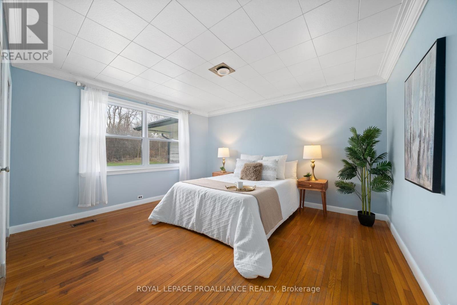 












94 MAIN STREET

,
Prince Edward County (Wellington Ward),




Ontario
K0K3L0

