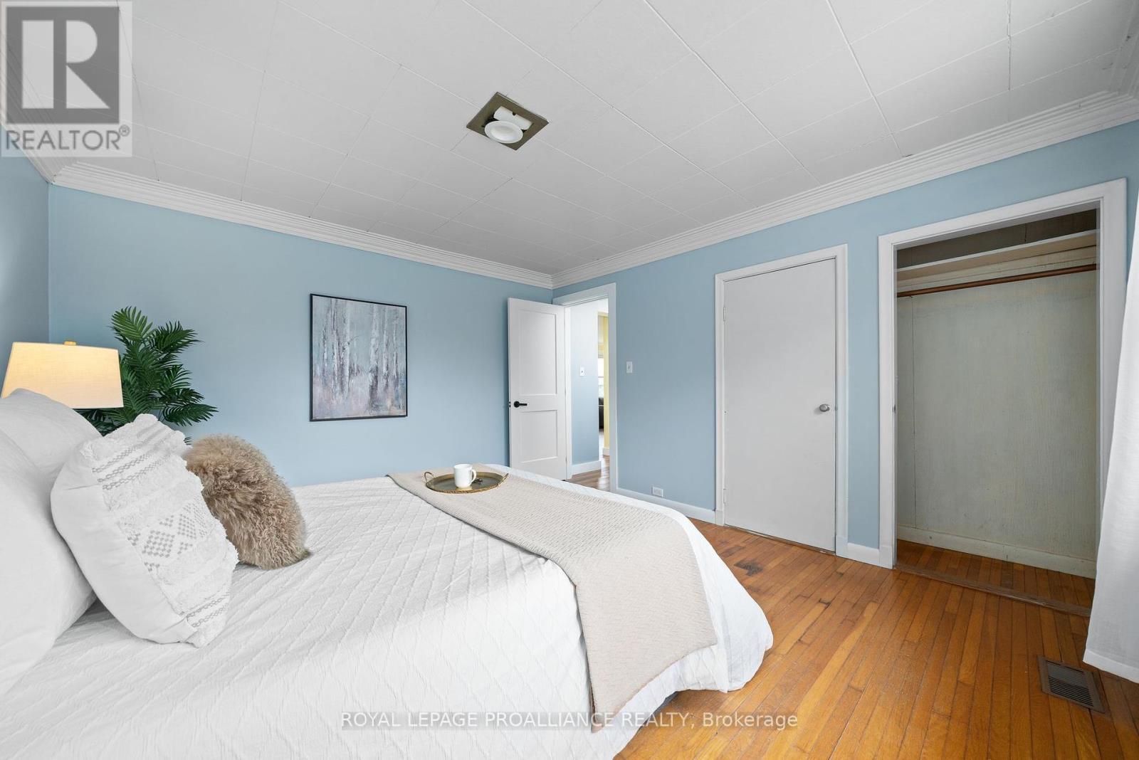 












94 MAIN STREET

,
Prince Edward County (Wellington Ward),




Ontario
K0K3L0

