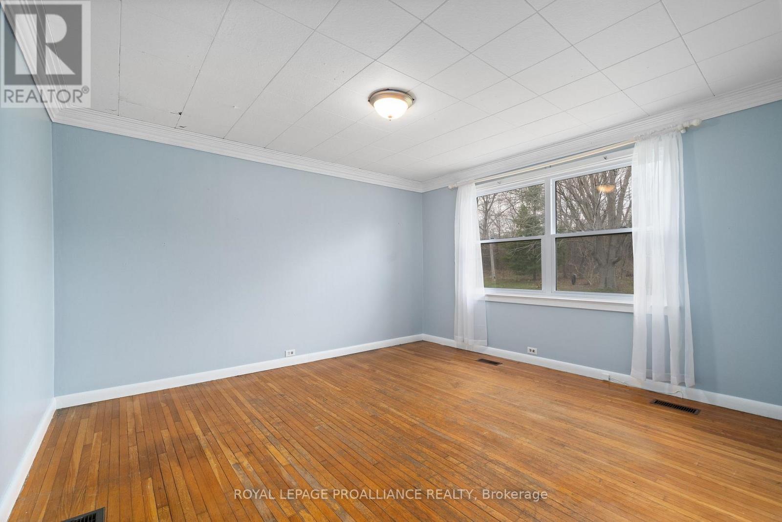 












94 MAIN STREET

,
Prince Edward County (Wellington Ward),




Ontario
K0K3L0

