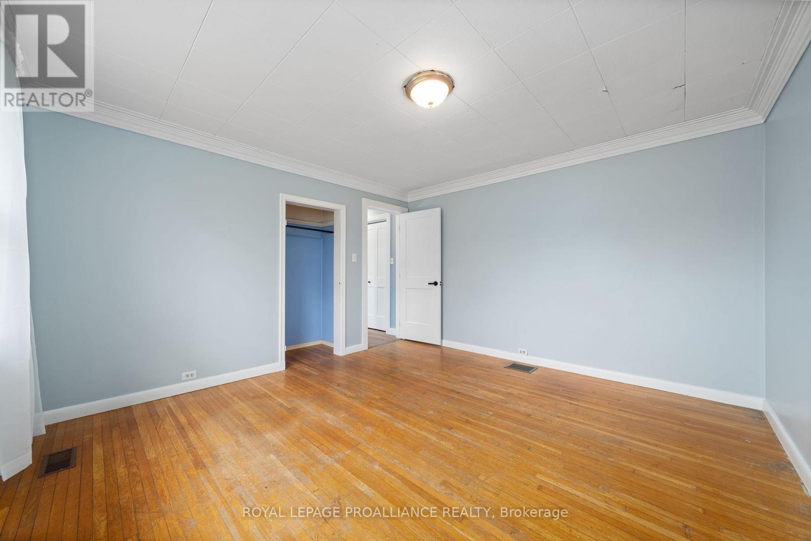












94 MAIN STREET

,
Prince Edward County (Wellington Ward),




Ontario
K0K3L0

