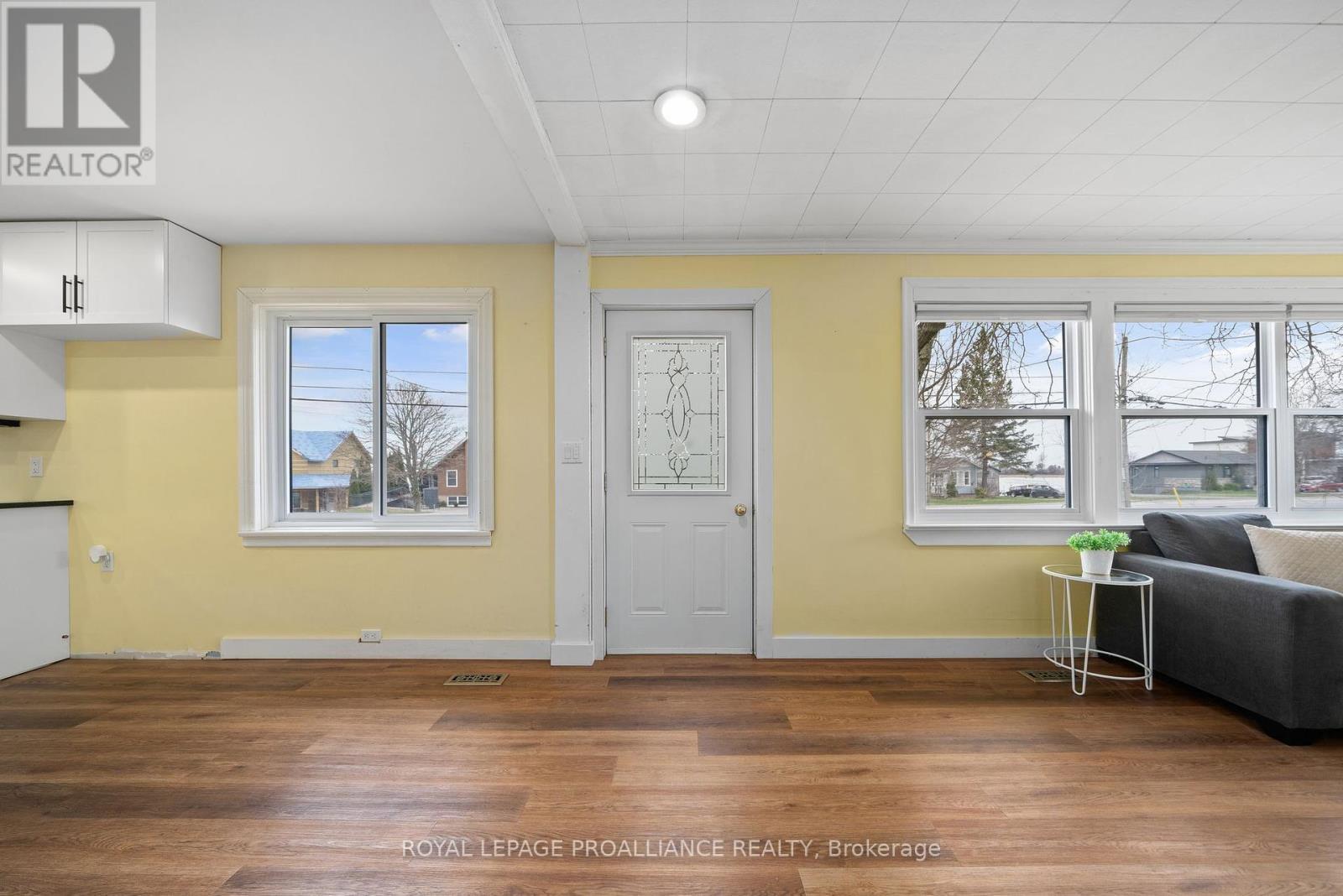 












94 MAIN STREET

,
Prince Edward County (Wellington Ward),




Ontario
K0K3L0

