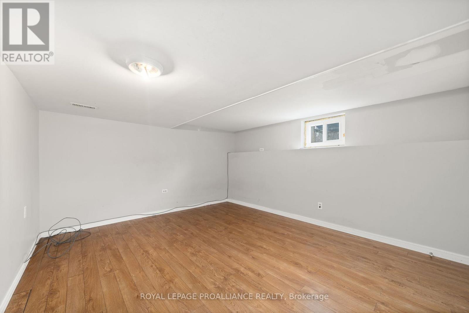 












94 MAIN STREET

,
Prince Edward County (Wellington Ward),




Ontario
K0K3L0

