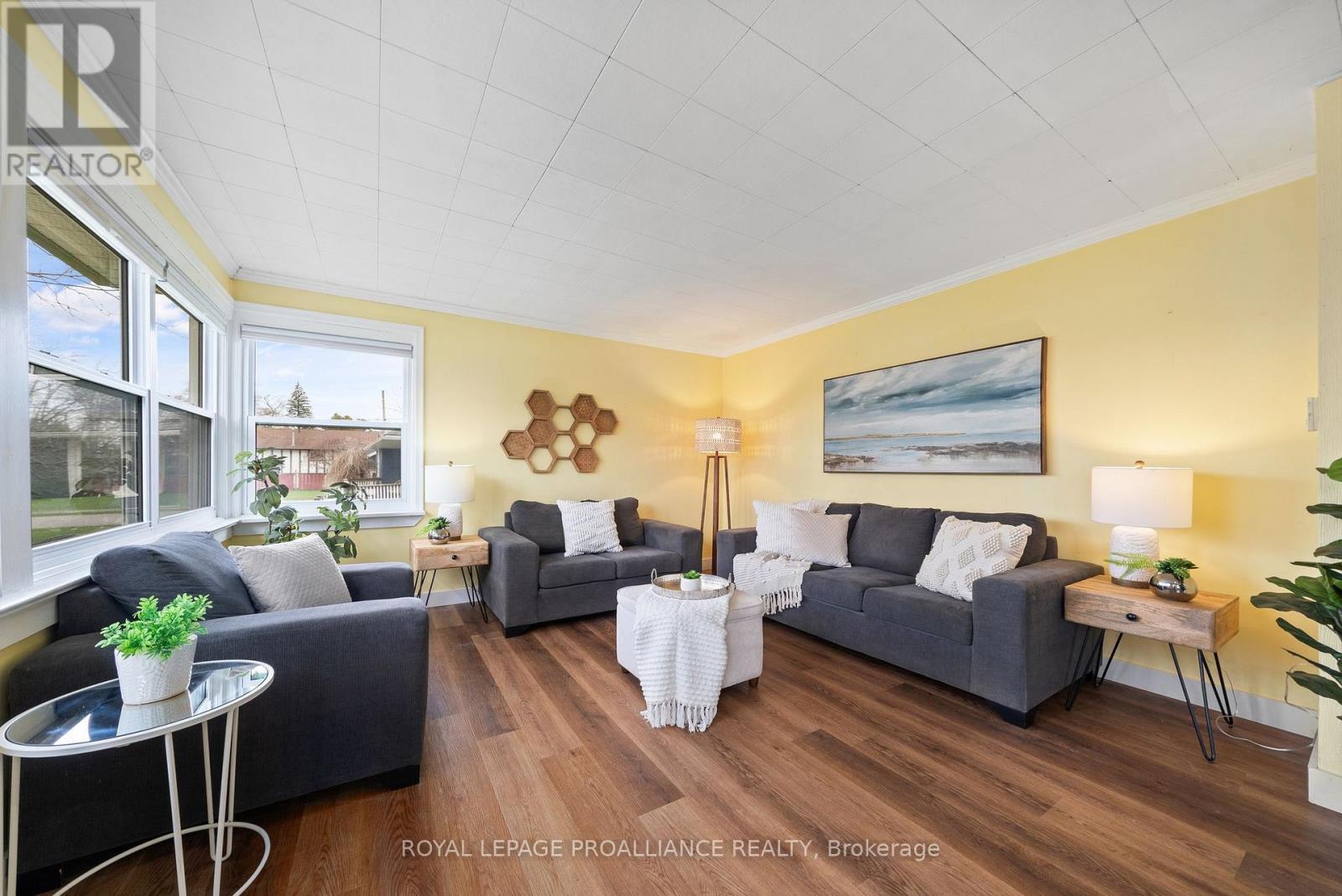 












94 MAIN STREET

,
Prince Edward County (Wellington Ward),




Ontario
K0K3L0

