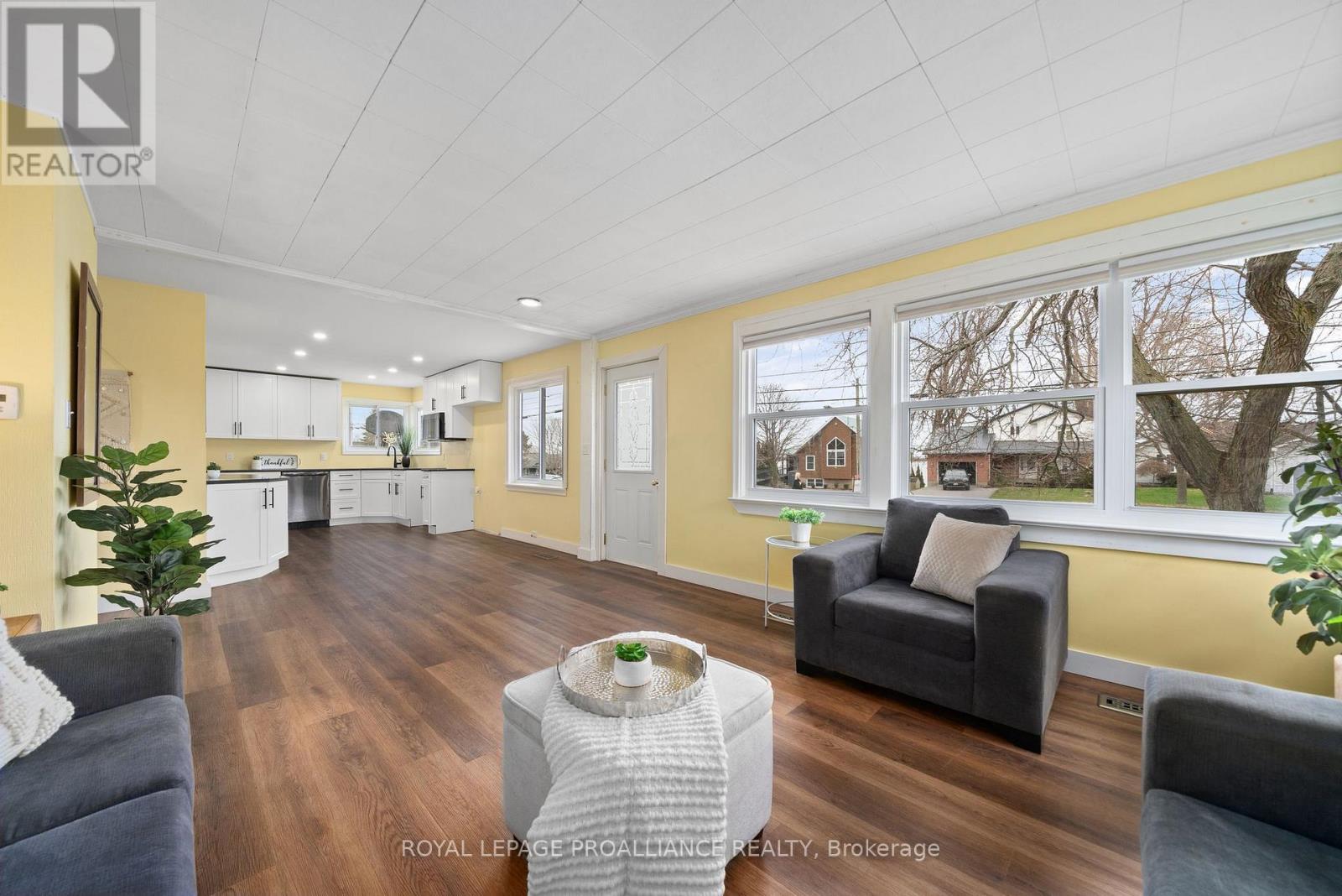 












94 MAIN STREET

,
Prince Edward County (Wellington Ward),




Ontario
K0K3L0

