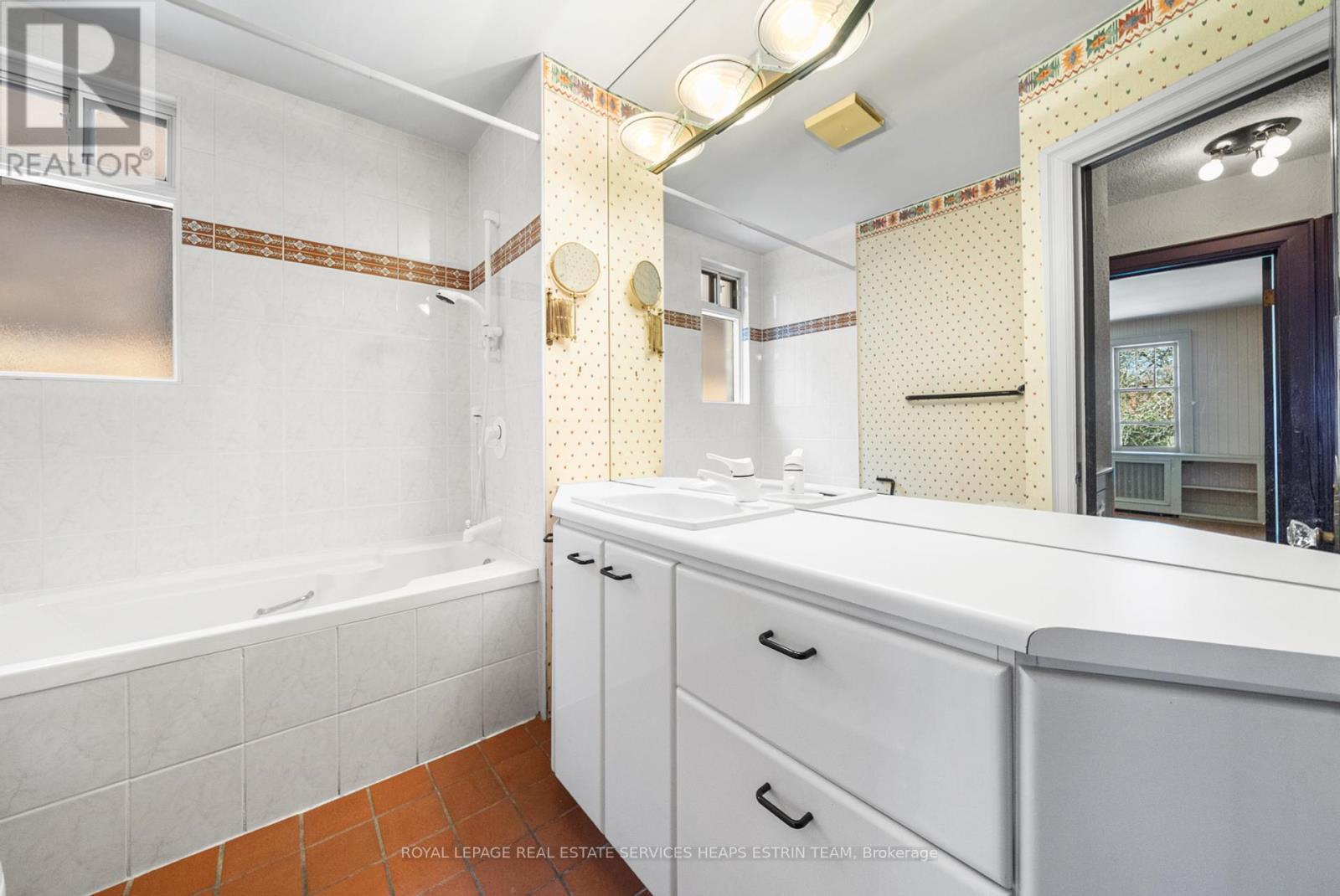 












483 ST CLEMENTS AVENUE

,
Toronto,




Ontario
M5N1M3

