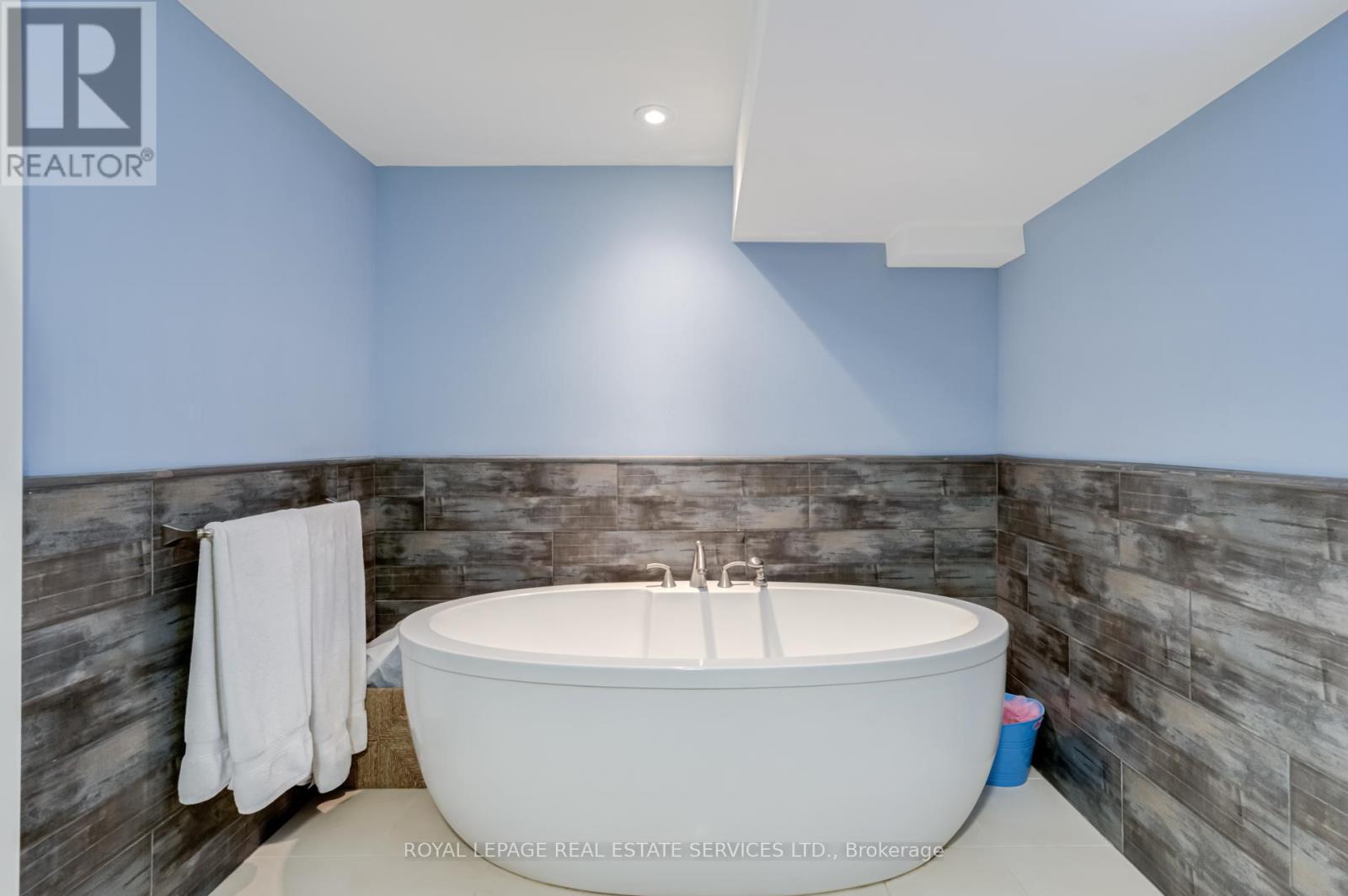 












194 SYLVAN AVENUE

,
Toronto,




Ontario
M1E1A3

