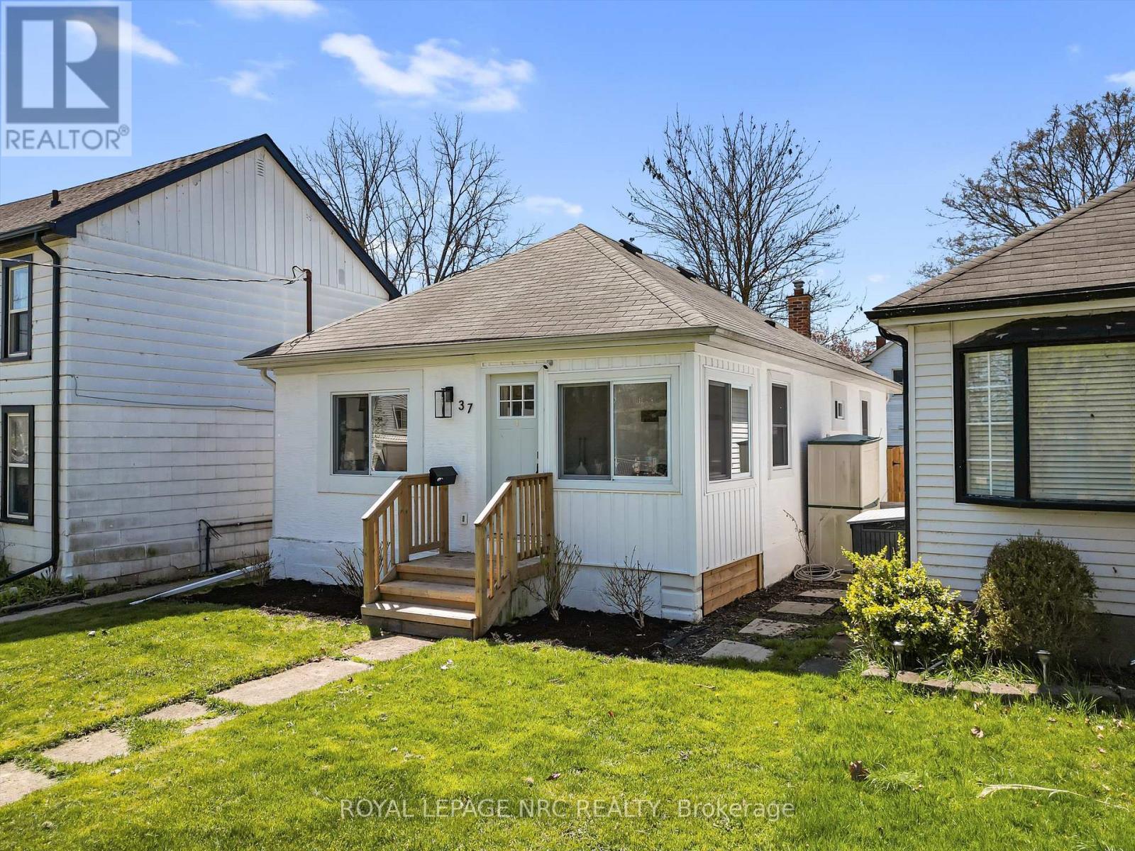 












37 LOCK STREET

,
St. Catharines (Port Dalhousie),




Ontario
L2N5B8

