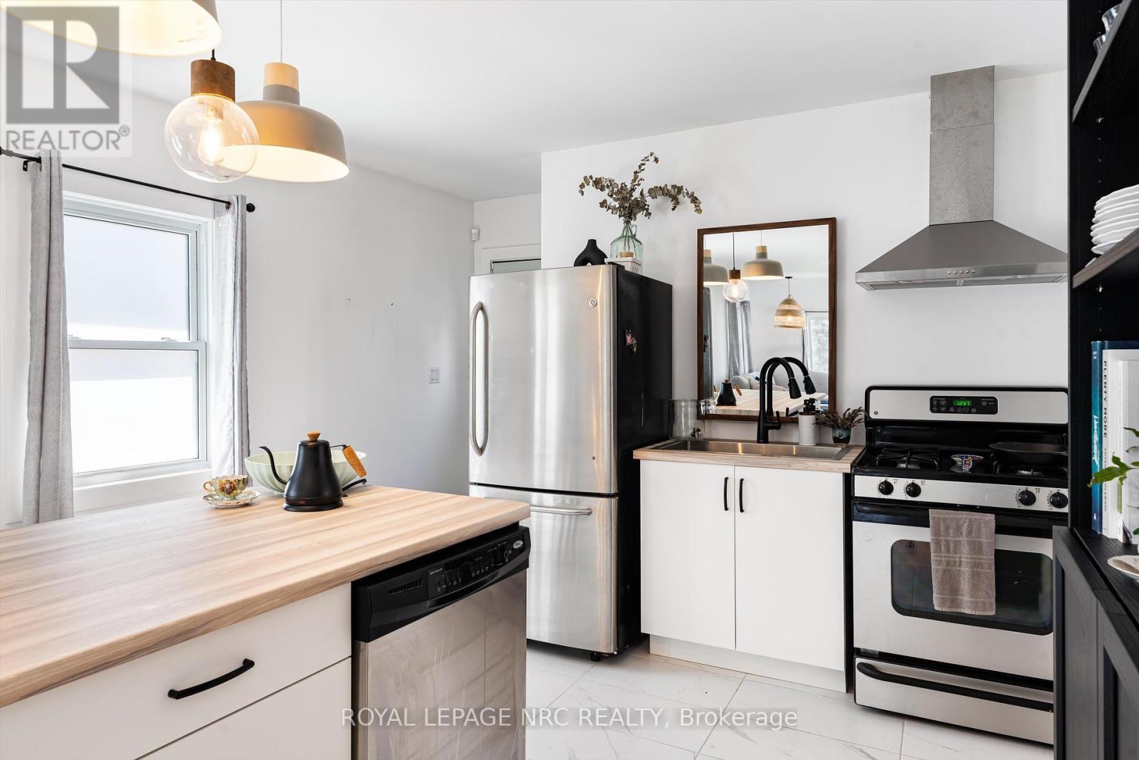 












37 LOCK STREET

,
St. Catharines (Port Dalhousie),




Ontario
L2N5B8

