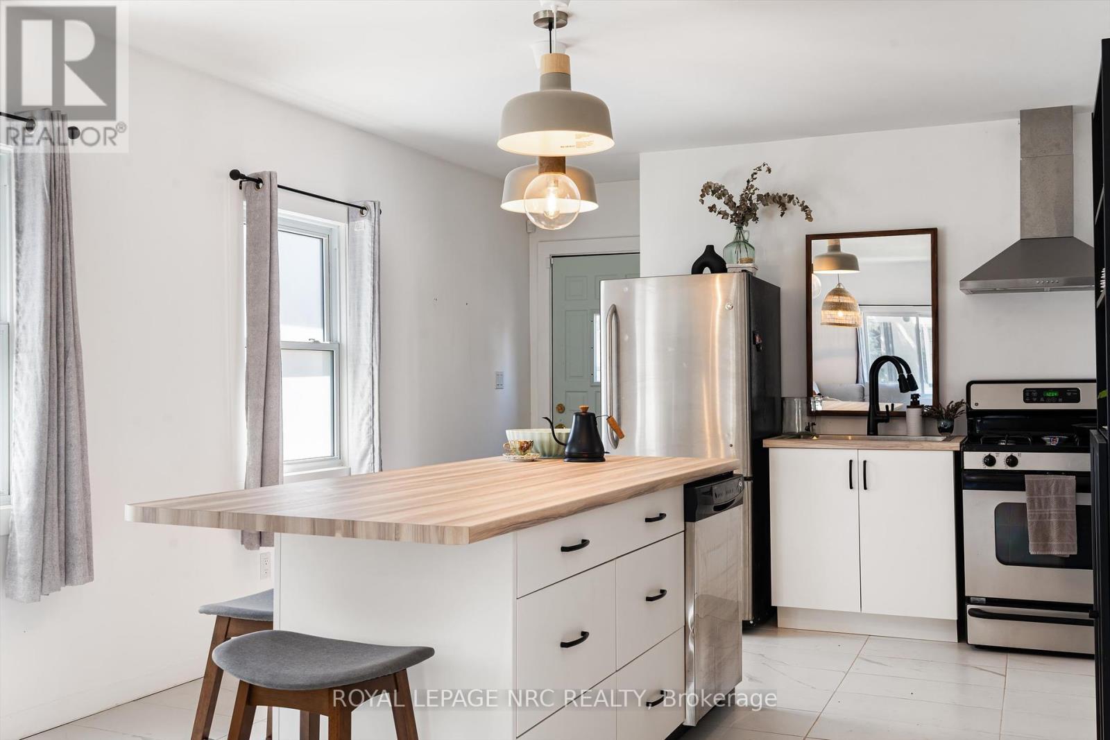 












37 LOCK STREET

,
St. Catharines (Port Dalhousie),




Ontario
L2N5B8

