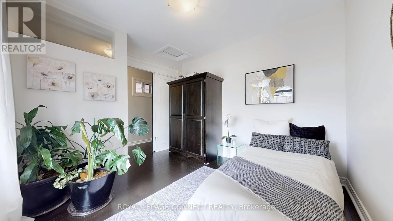 












242 GLEDHILL AVENUE

,
Toronto,




Ontario
M4C5L2

