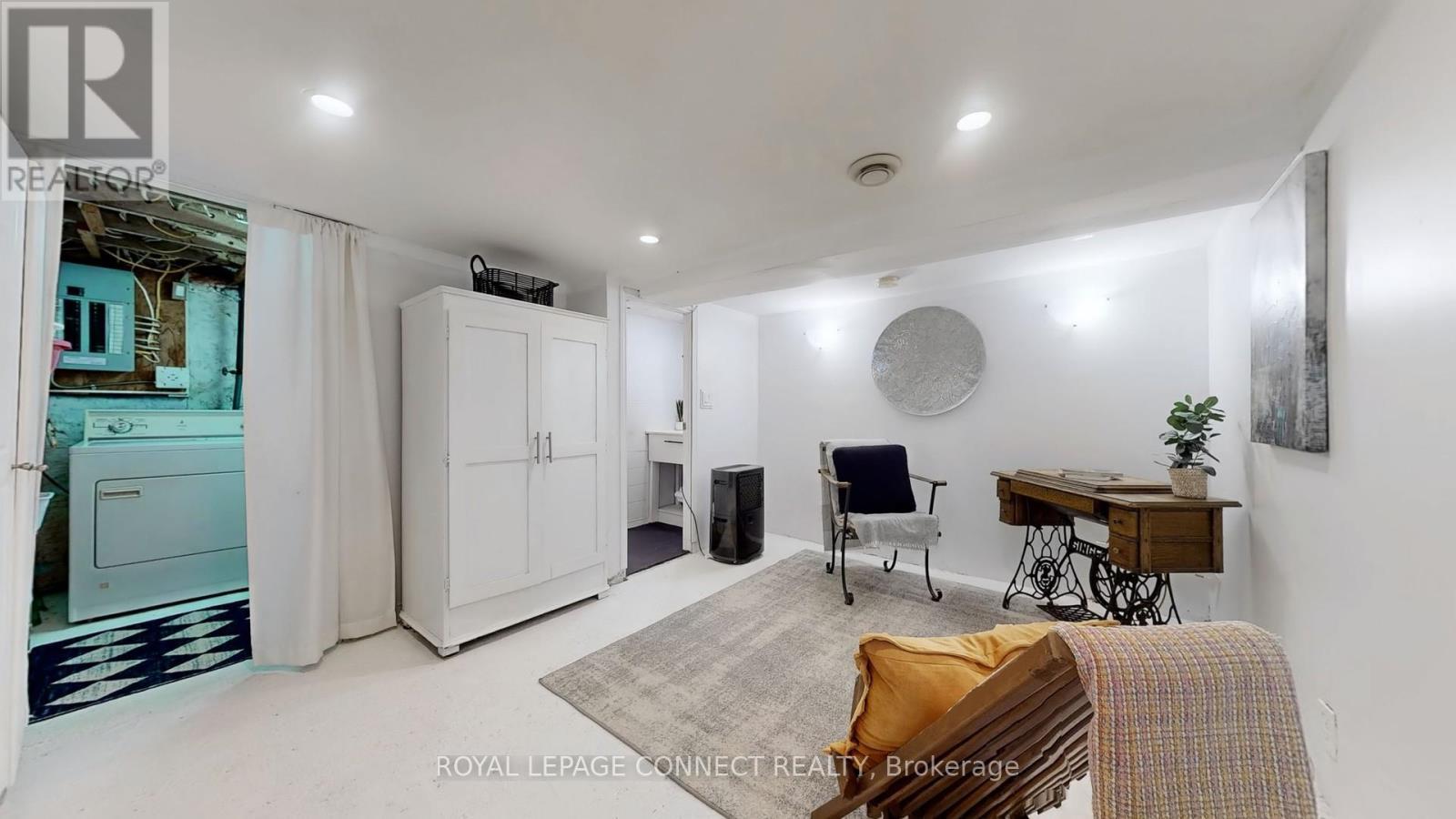 












242 GLEDHILL AVENUE

,
Toronto,




Ontario
M4C5L2

