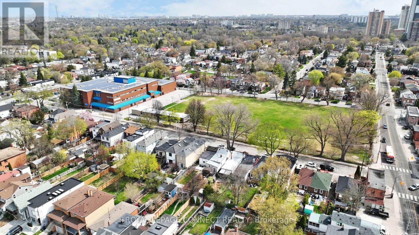 












242 GLEDHILL AVENUE

,
Toronto,




Ontario
M4C5L2


