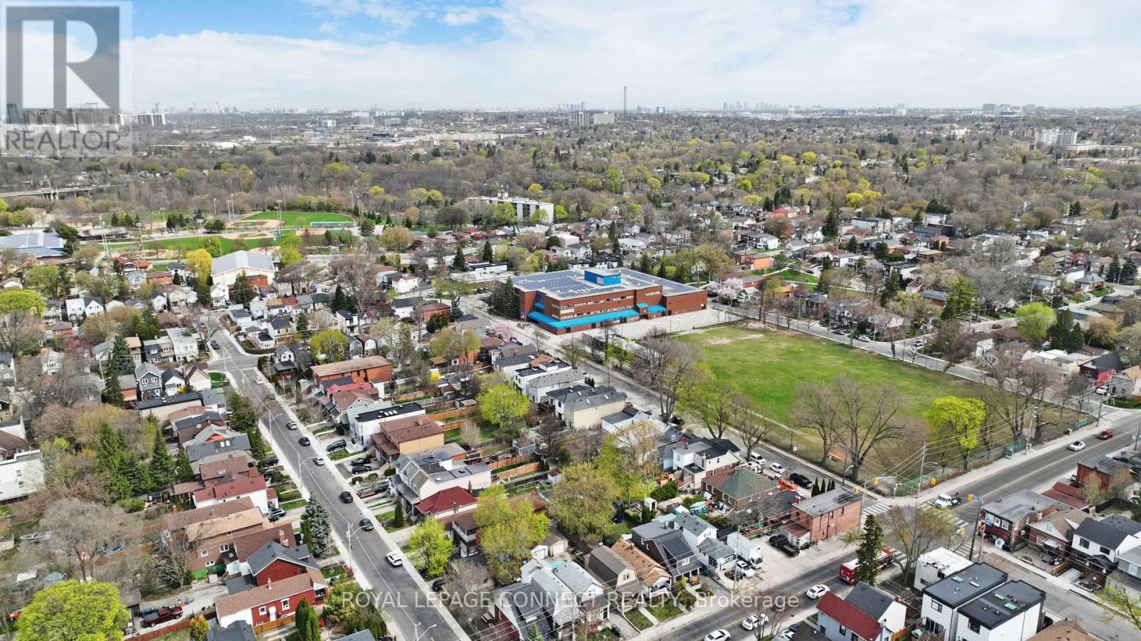 












242 GLEDHILL AVENUE

,
Toronto,




Ontario
M4C5L2

