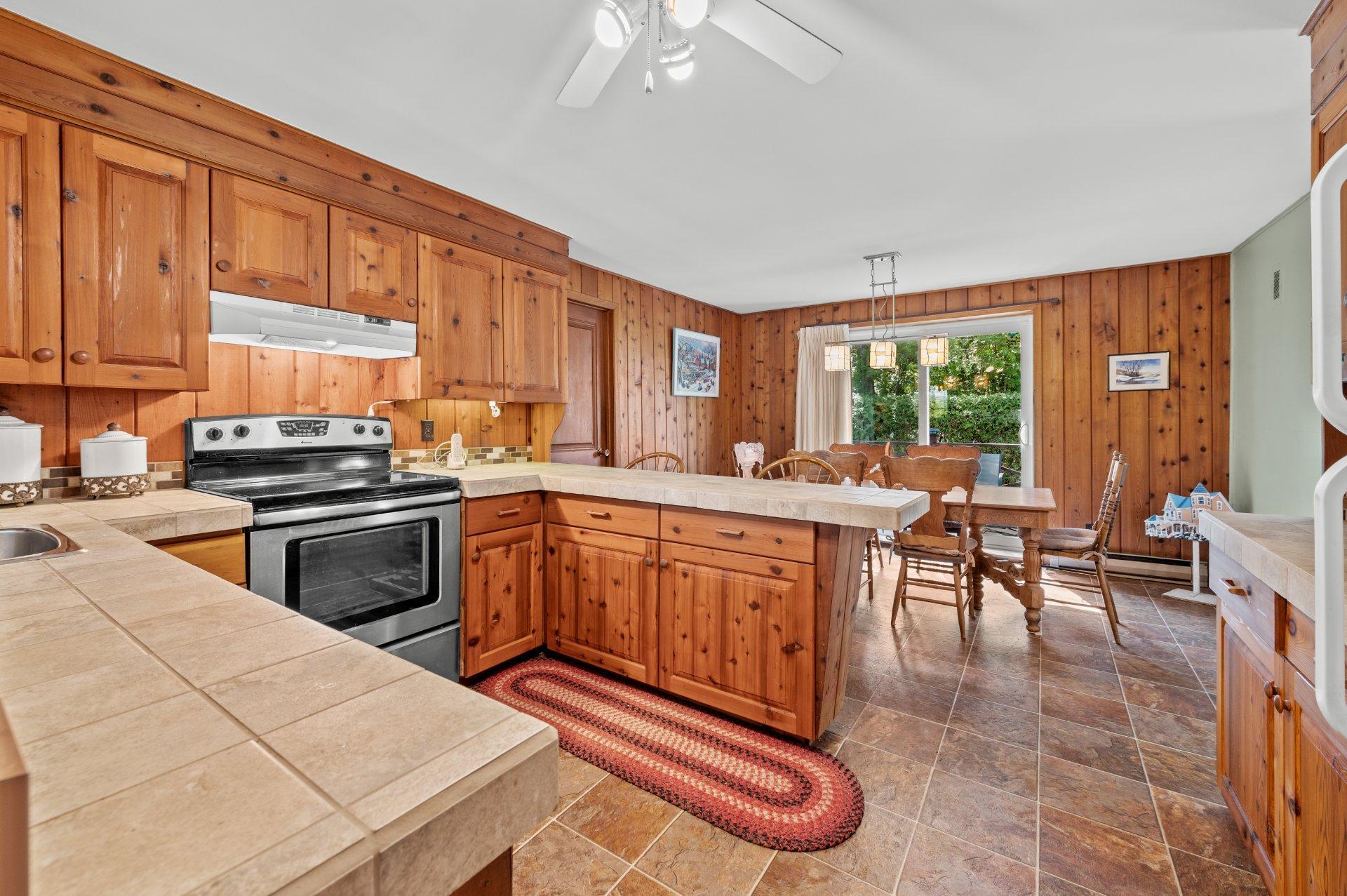 









111


Av. St-Denis

,
Saint-Sauveur,




QC
J0R1R3

