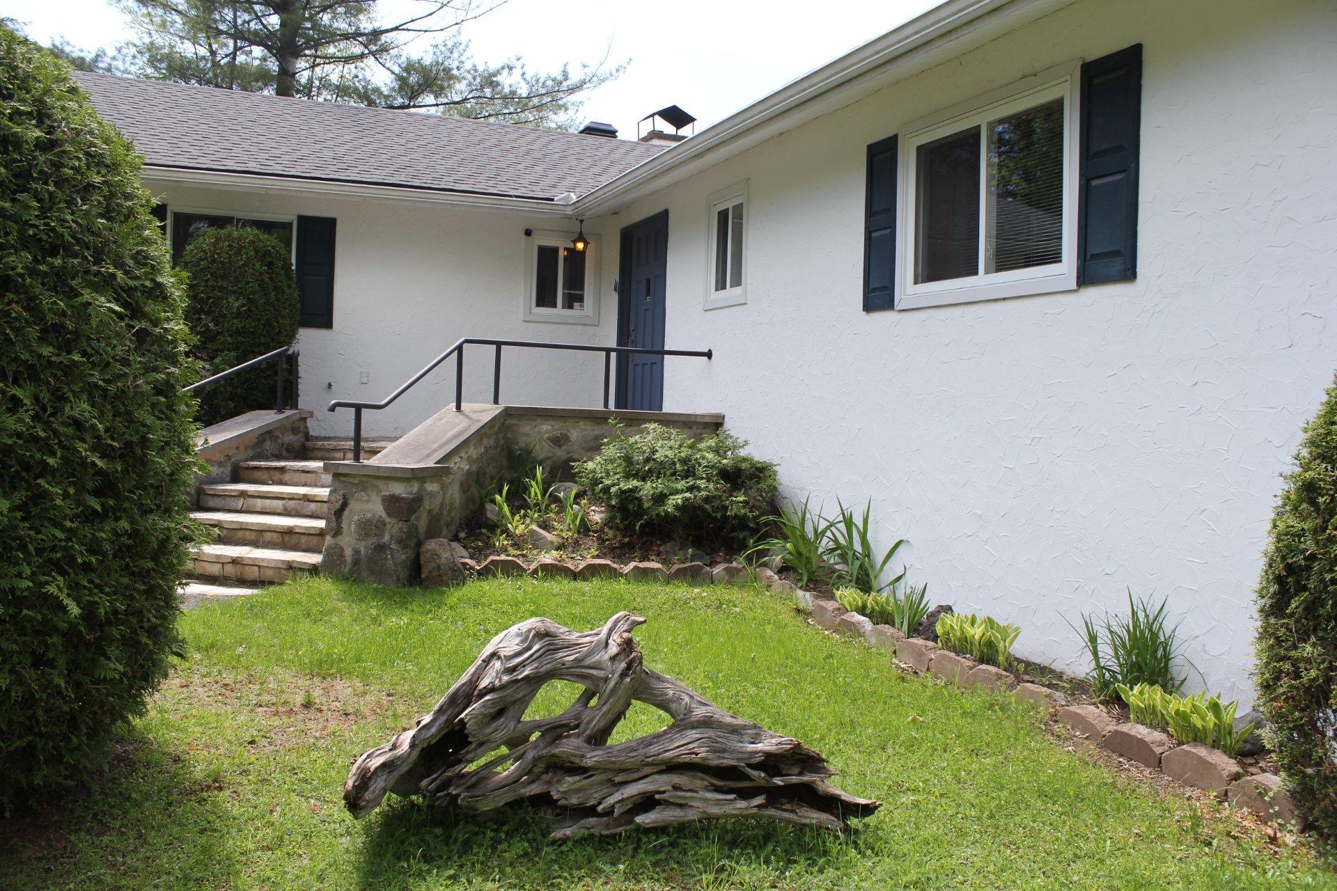 









111


Av. St-Denis

,
Saint-Sauveur,




QC
J0R1R3

