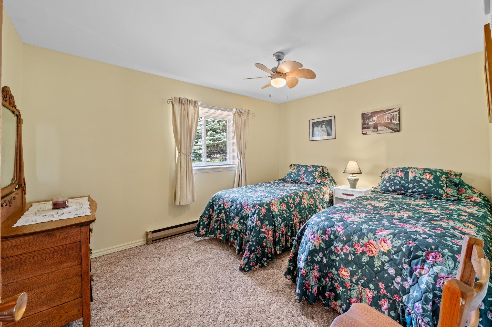 









111


Av. St-Denis

,
Saint-Sauveur,




QC
J0R1R3

