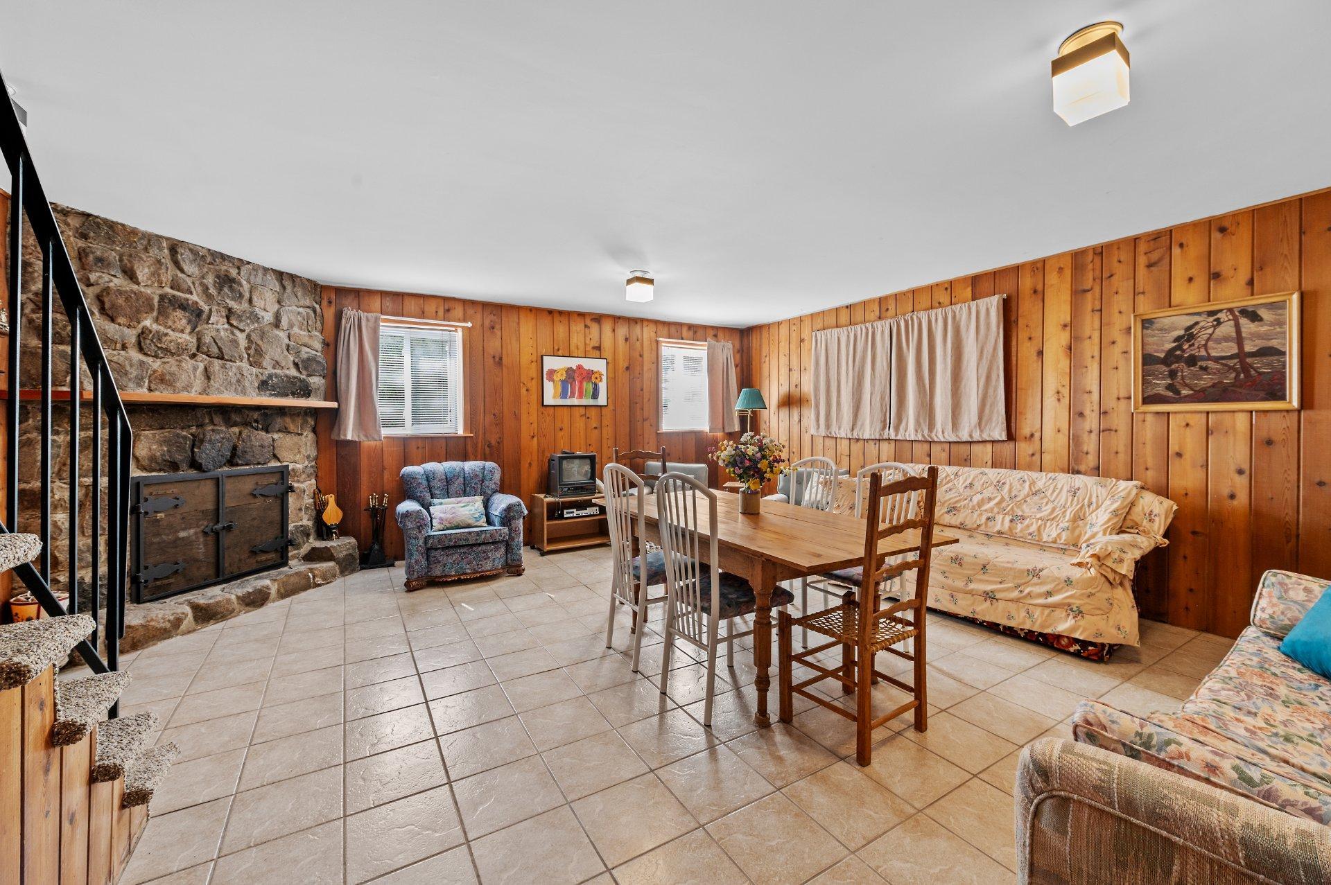 









111


Av. St-Denis

,
Saint-Sauveur,




QC
J0R1R3


