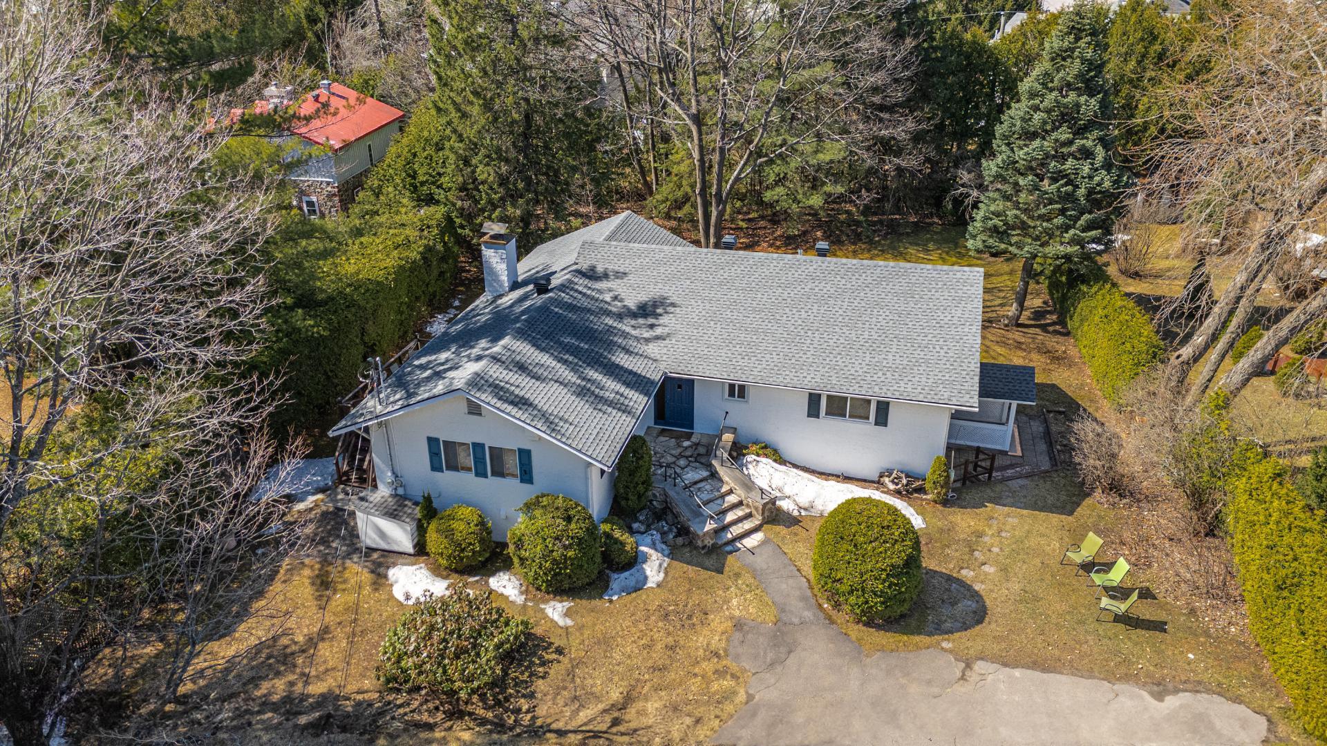 









111


Av. St-Denis

,
Saint-Sauveur,




QC
J0R1R3

