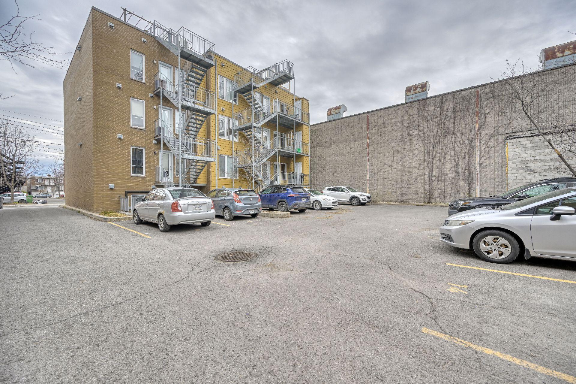 









3775


Rue Everett

, 201,
Montréal (Villeray/Saint-Michel/Parc-Extension),




QC
H2A1S5

