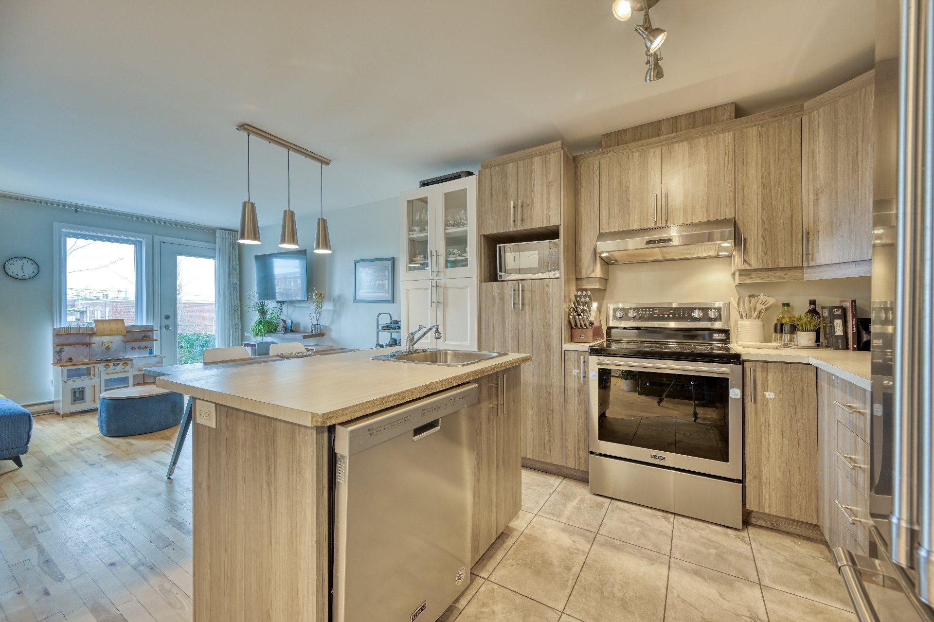 









3775


Rue Everett

, 201,
Montréal (Villeray/Saint-Michel/Parc-Extension),




QC
H2A1S5

