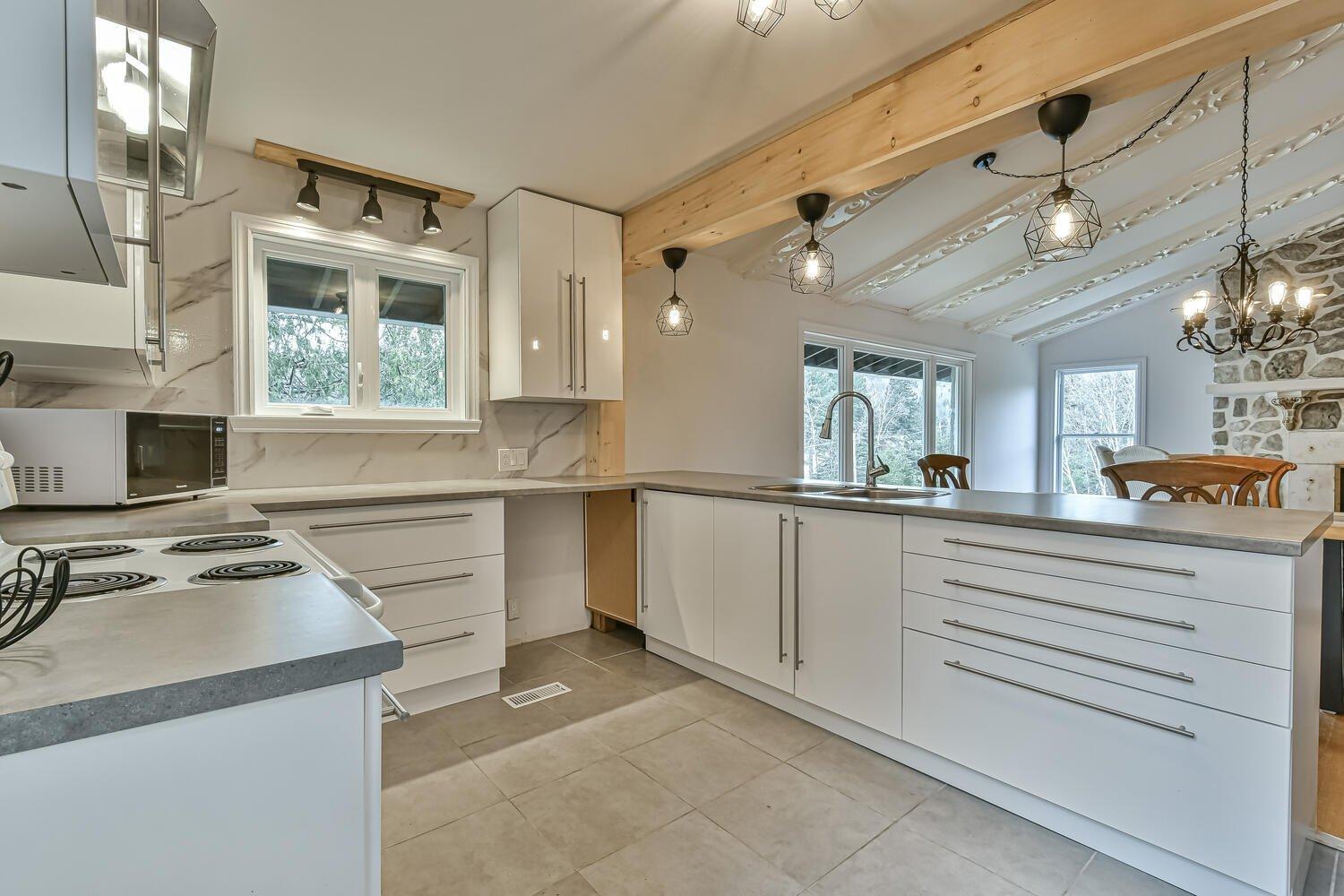 









2659

 - 2661


Ch. du Village

,
Saint-Adolphe-d'Howard,




QC
J0T2B0

