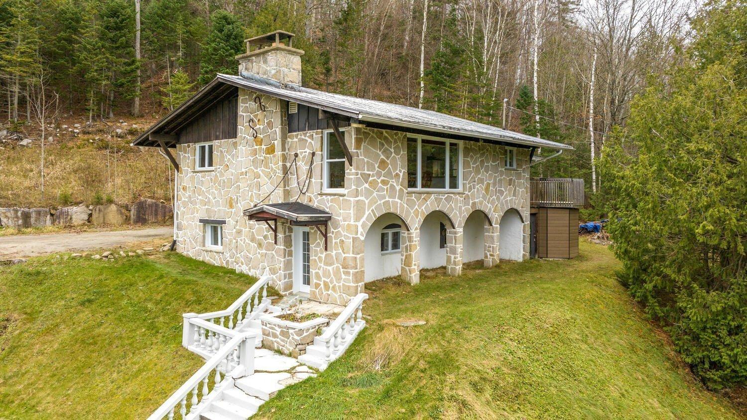 









2659

 - 2661


Ch. du Village

,
Saint-Adolphe-d'Howard,




QC
J0T2B0

