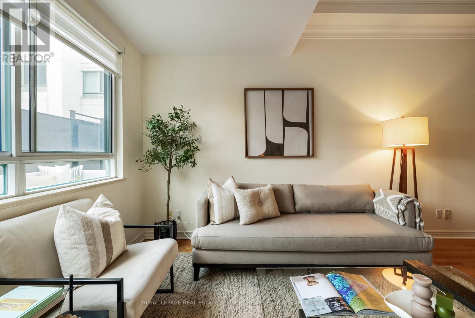 












214 - 1231 YONGE STREET

,
Toronto,




Ontario
M4T2T8

