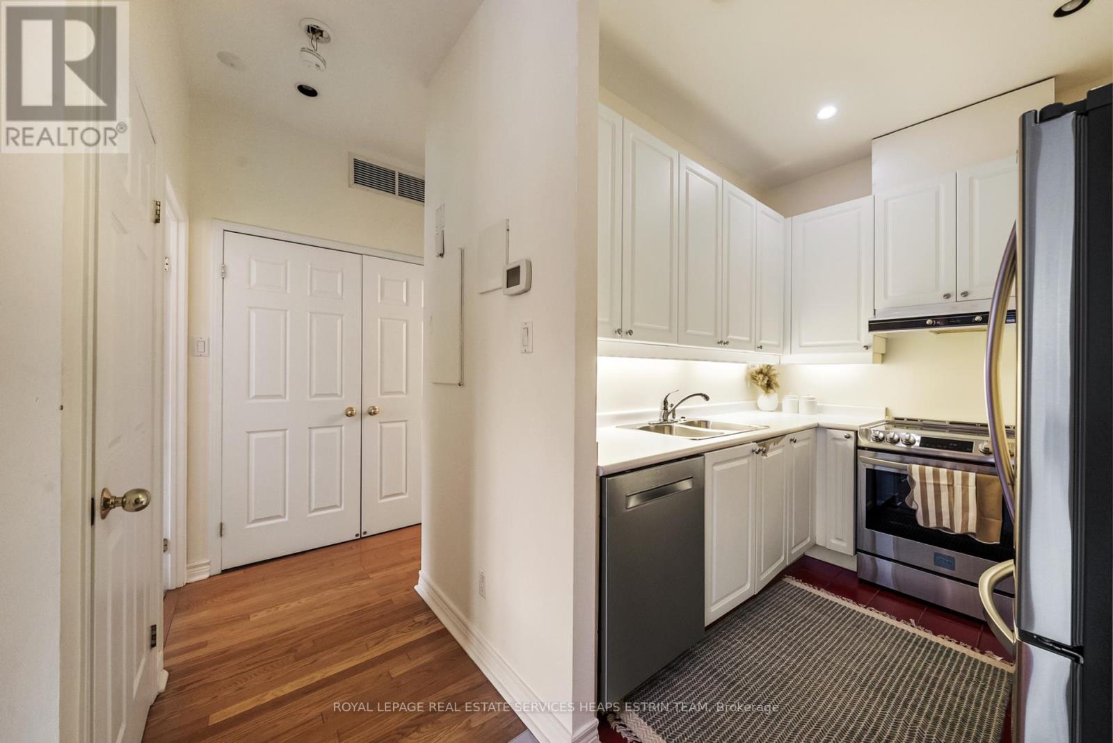 












214 - 1231 YONGE STREET

,
Toronto,




Ontario
M4T2T8

