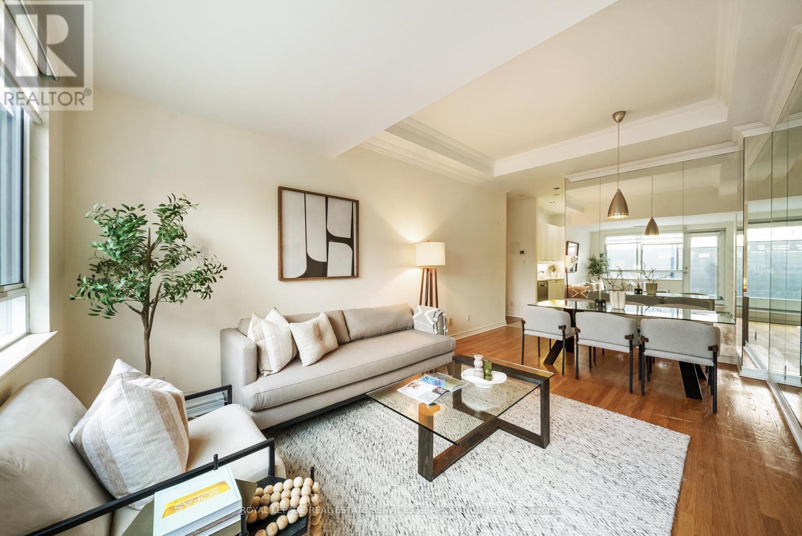 












214 - 1231 YONGE STREET

,
Toronto,




Ontario
M4T2T8

