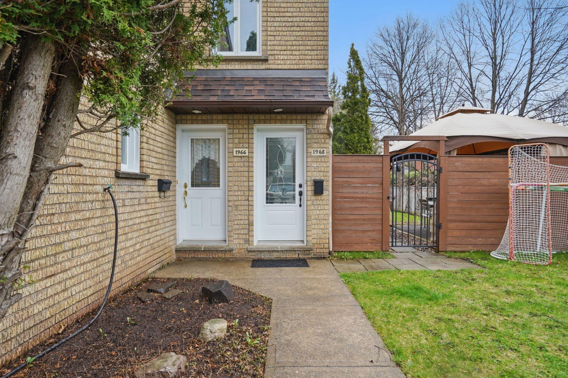 









1968


Rue Giroux

,
Longueuil (Le Vieux-Longueuil),




QC
J4N1J4

