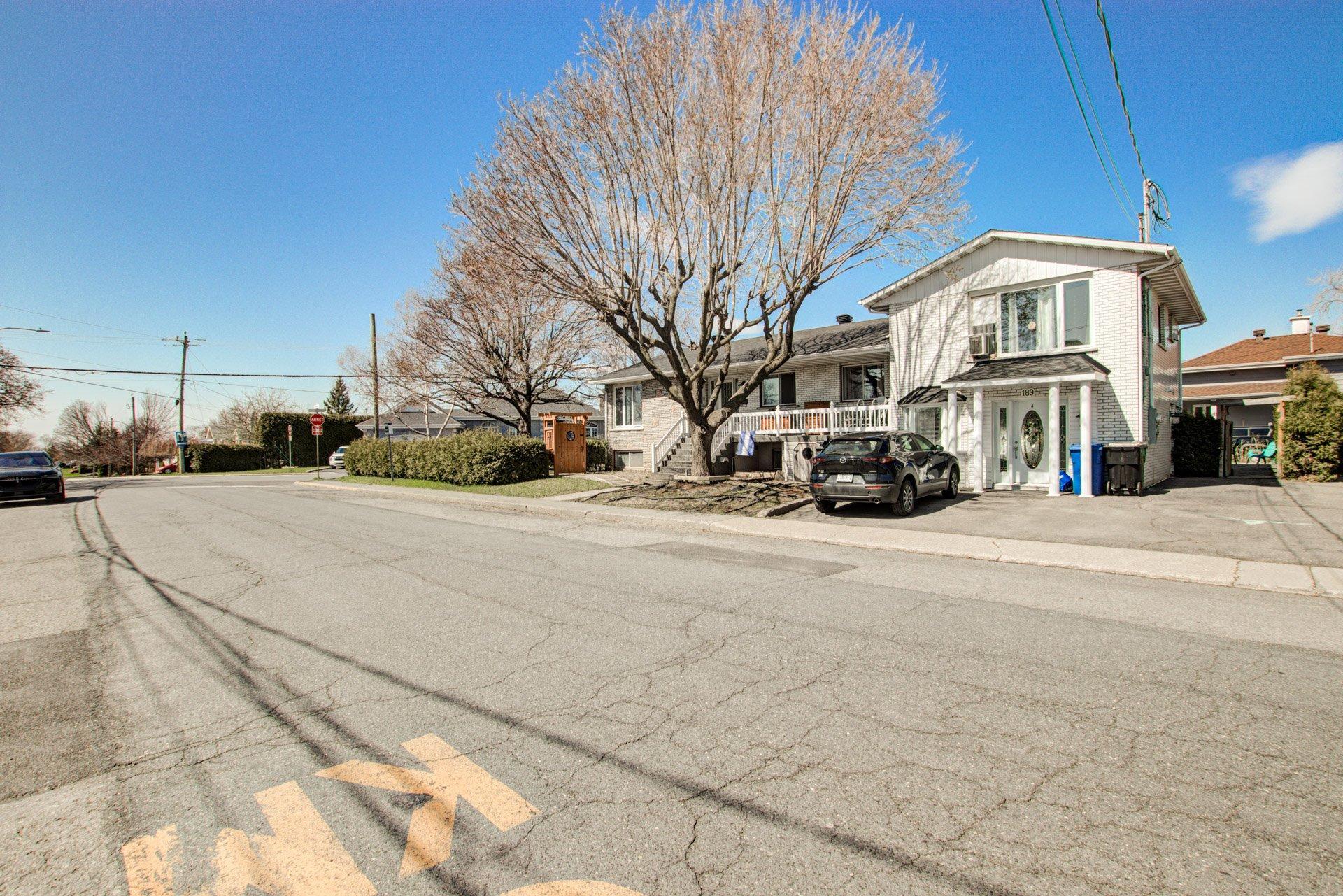 









189

 - 191


Rue Michel-Messier

,
Varennes,




QC
J3X1A5

