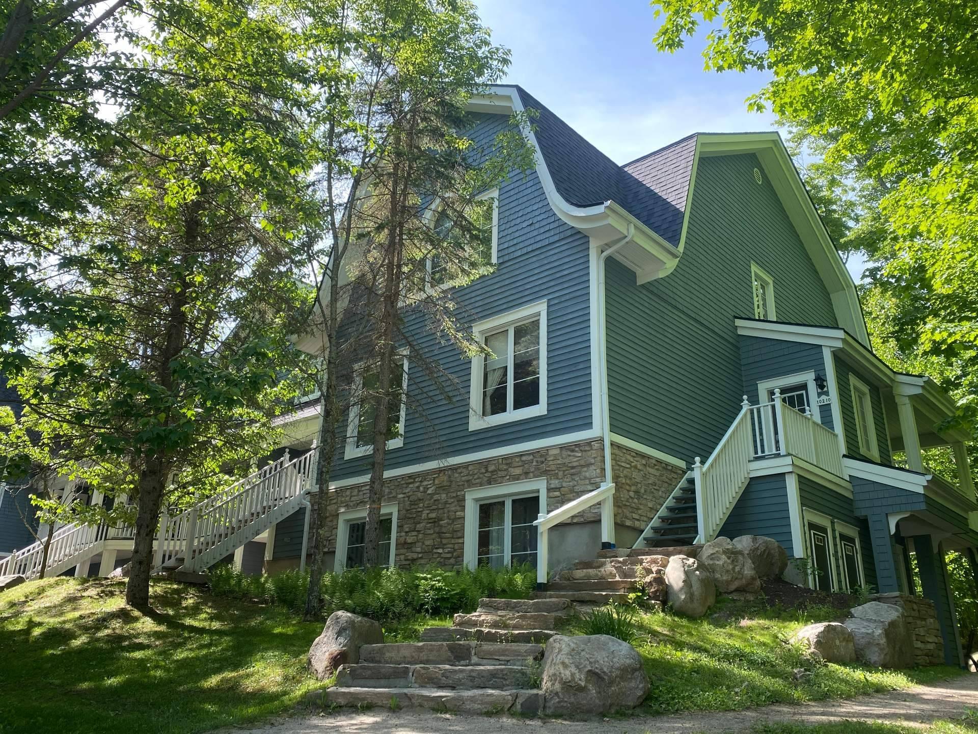 









102


Ch. des Quatre-Sommets

, 10,
Mont-Tremblant,




QC
J8E1C6

