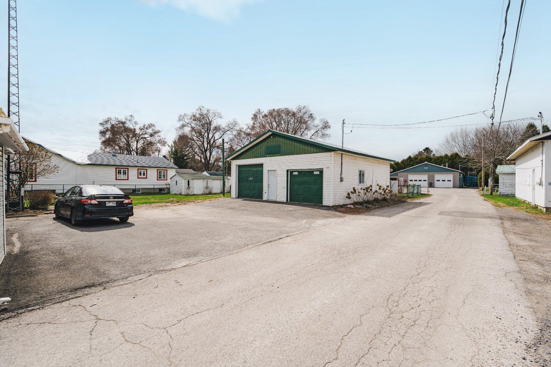 









711

 - 713


Rue Notre-Dame

,
Lavaltrie,




QC
J5T1P7

