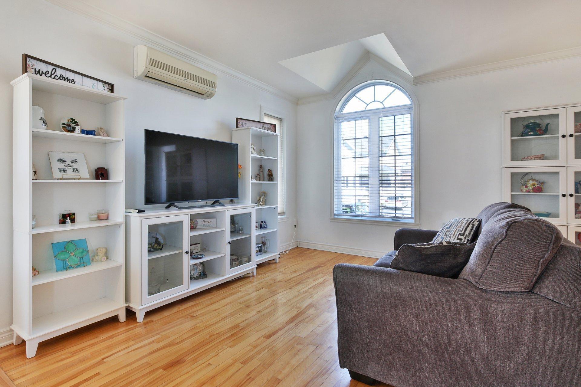 









589


Av. Henri-Lamoureux

,
Saint-Jean-sur-Richelieu,




QC
J2X5K2

