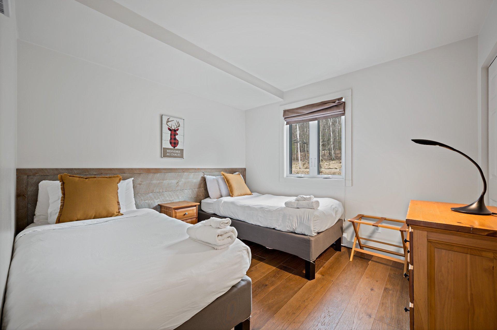 









237


Ch. de Lac-Tremblant-Nord

, 439,
Mont-Tremblant,




QC
J8E1B4

