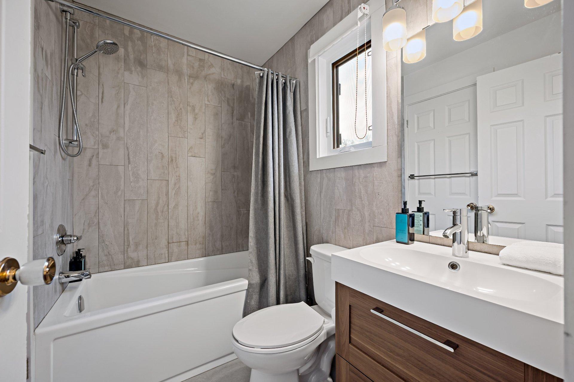 









237


Ch. de Lac-Tremblant-Nord

, 439,
Mont-Tremblant,




QC
J8E1B4

