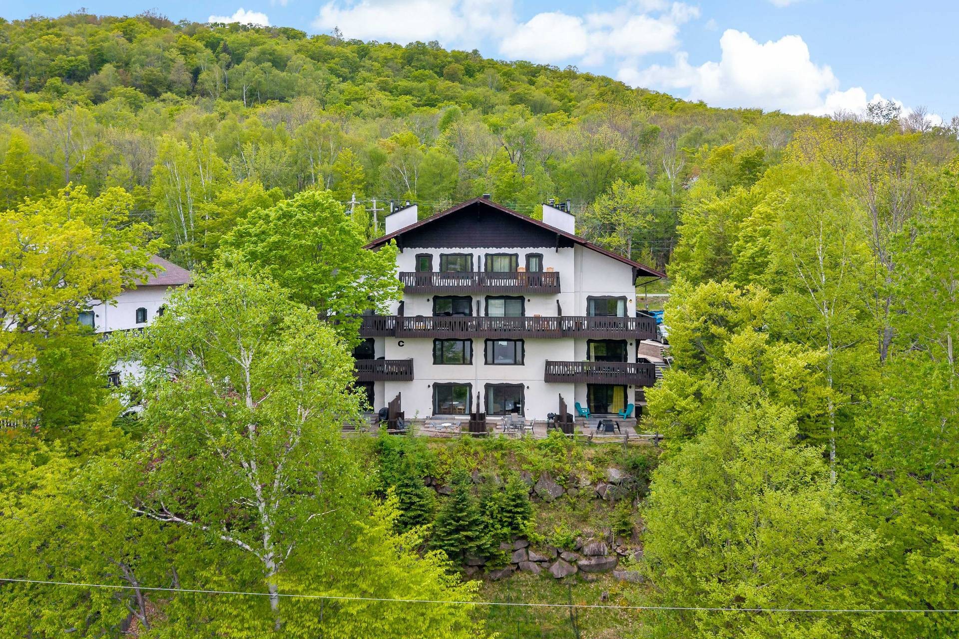 









237


Ch. de Lac-Tremblant-Nord

, 439,
Mont-Tremblant,




QC
J8E1B4

