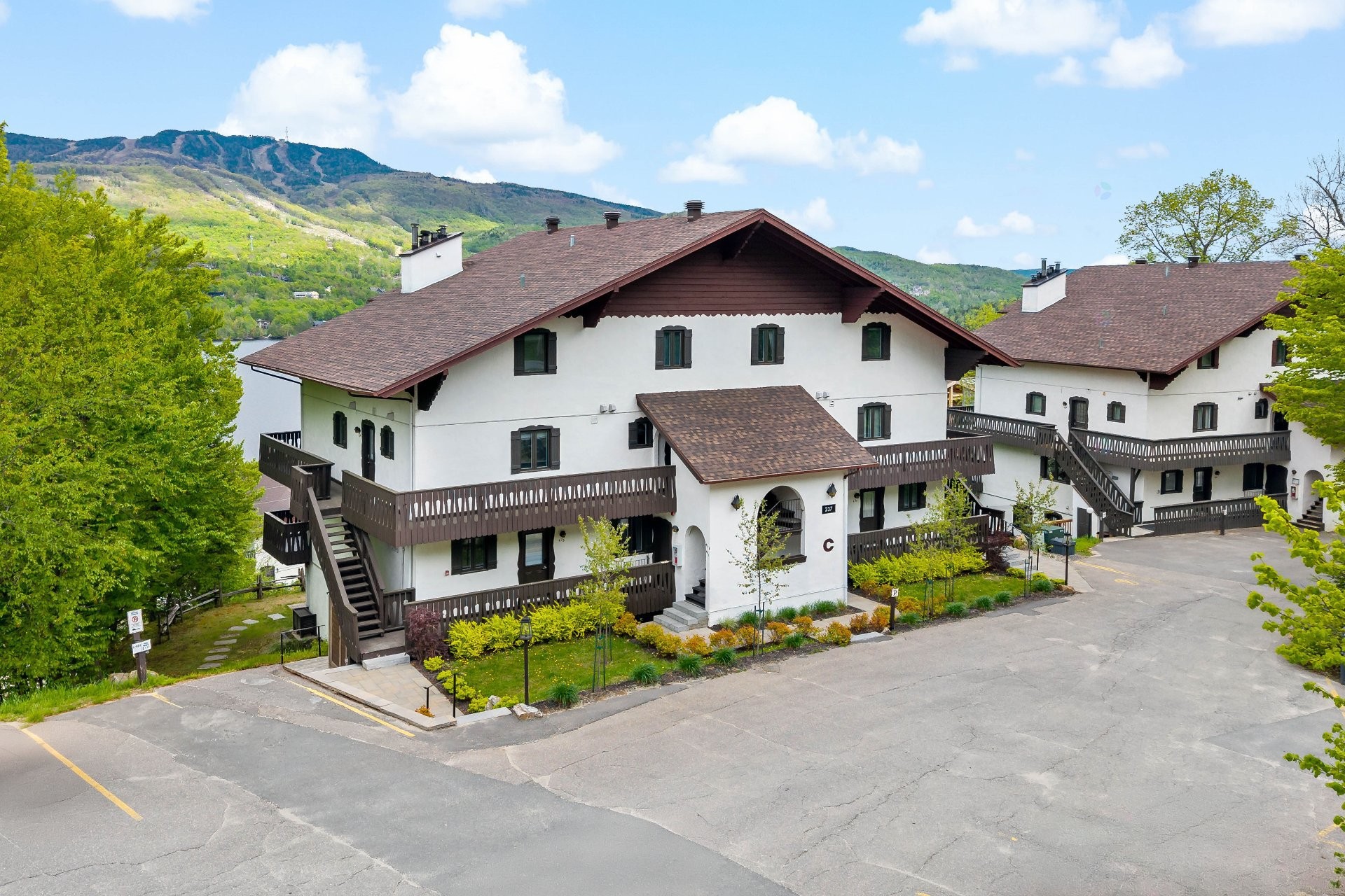 









237


Ch. de Lac-Tremblant-Nord

, 439,
Mont-Tremblant,




QC
J8E1B4

