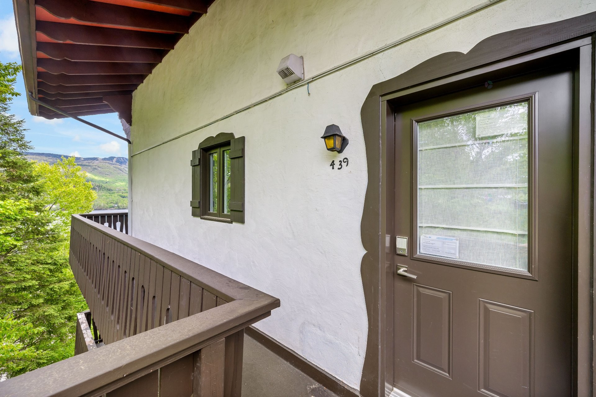 









237


Ch. de Lac-Tremblant-Nord

, 439,
Mont-Tremblant,




QC
J8E1B4

