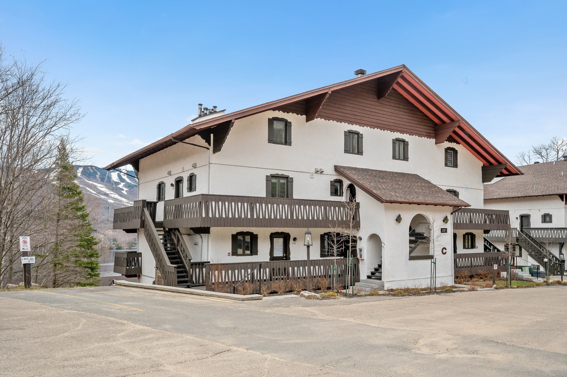 









237


Ch. de Lac-Tremblant-Nord

, 439,
Mont-Tremblant,




QC
J8E1B4

