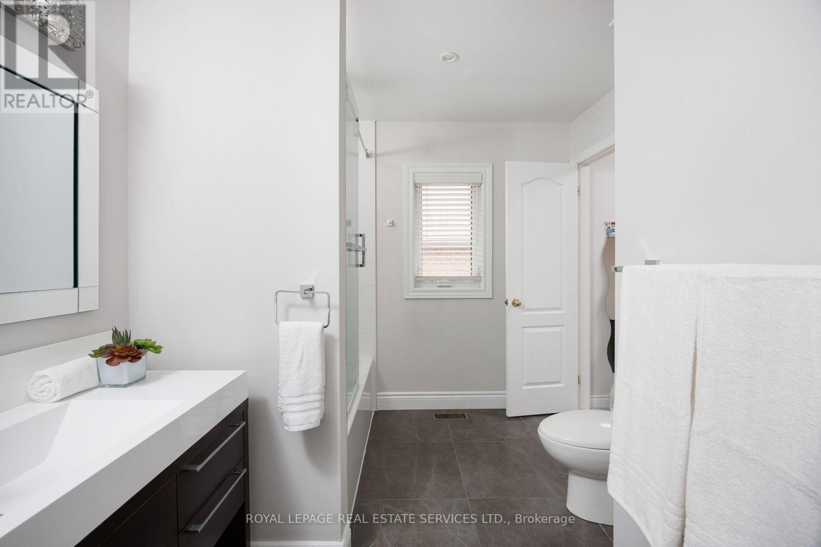 












1061 SUMMIT RIDGE DRIVE

,
Oakville,




Ontario
L6M3K9

