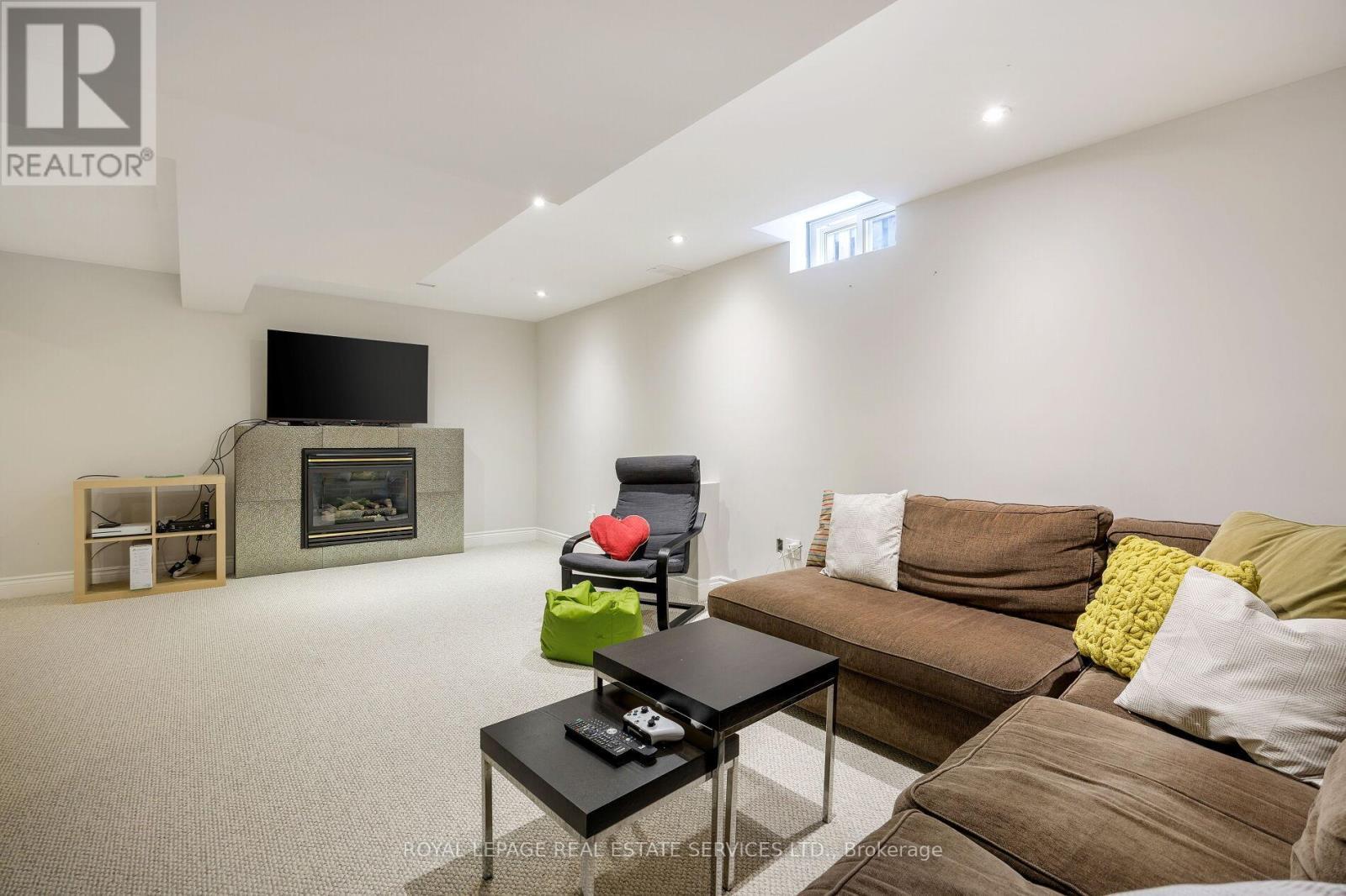 












1061 SUMMIT RIDGE DRIVE

,
Oakville,




Ontario
L6M3K9

