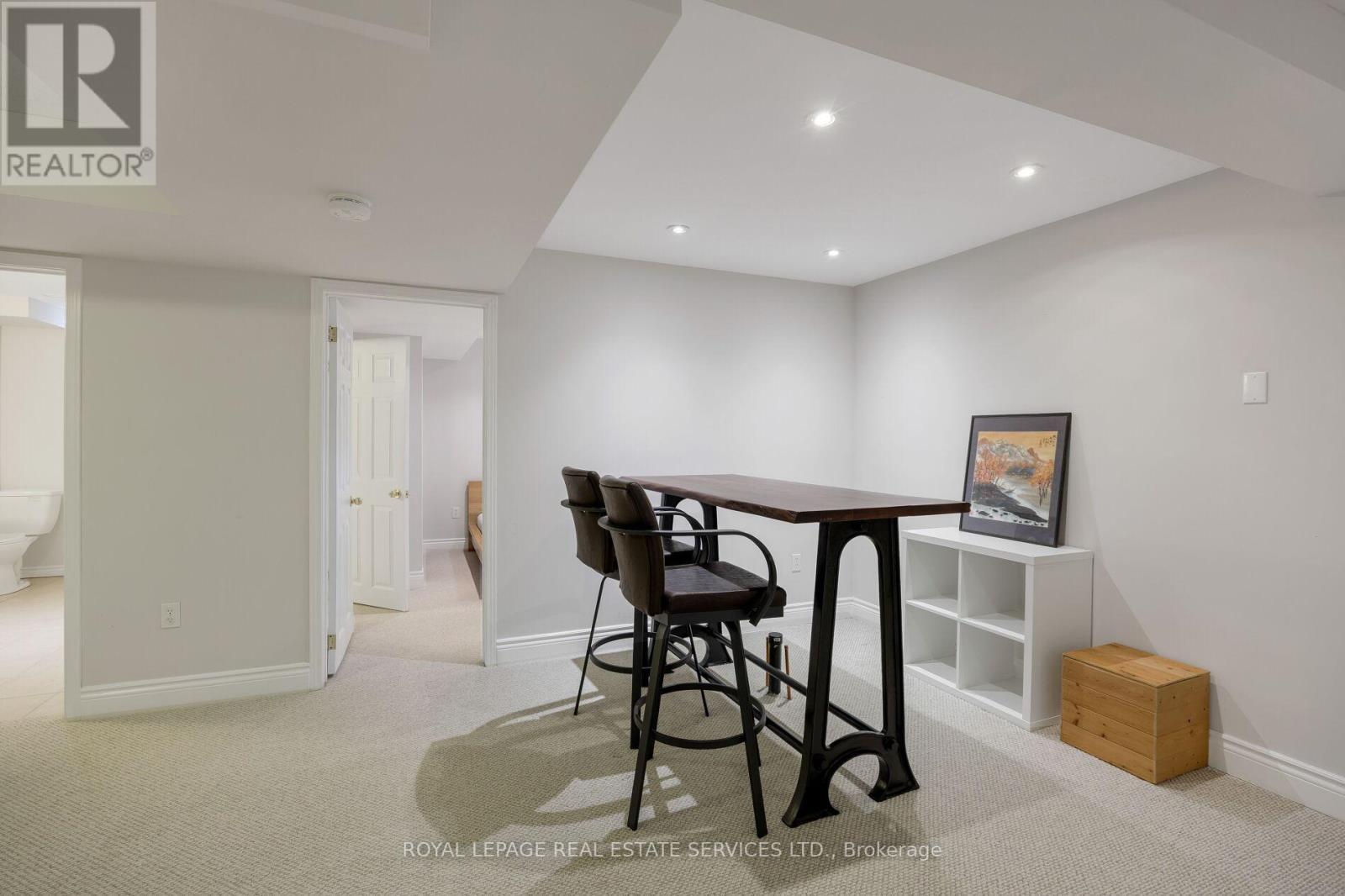 












1061 SUMMIT RIDGE DRIVE

,
Oakville,




Ontario
L6M3K9

